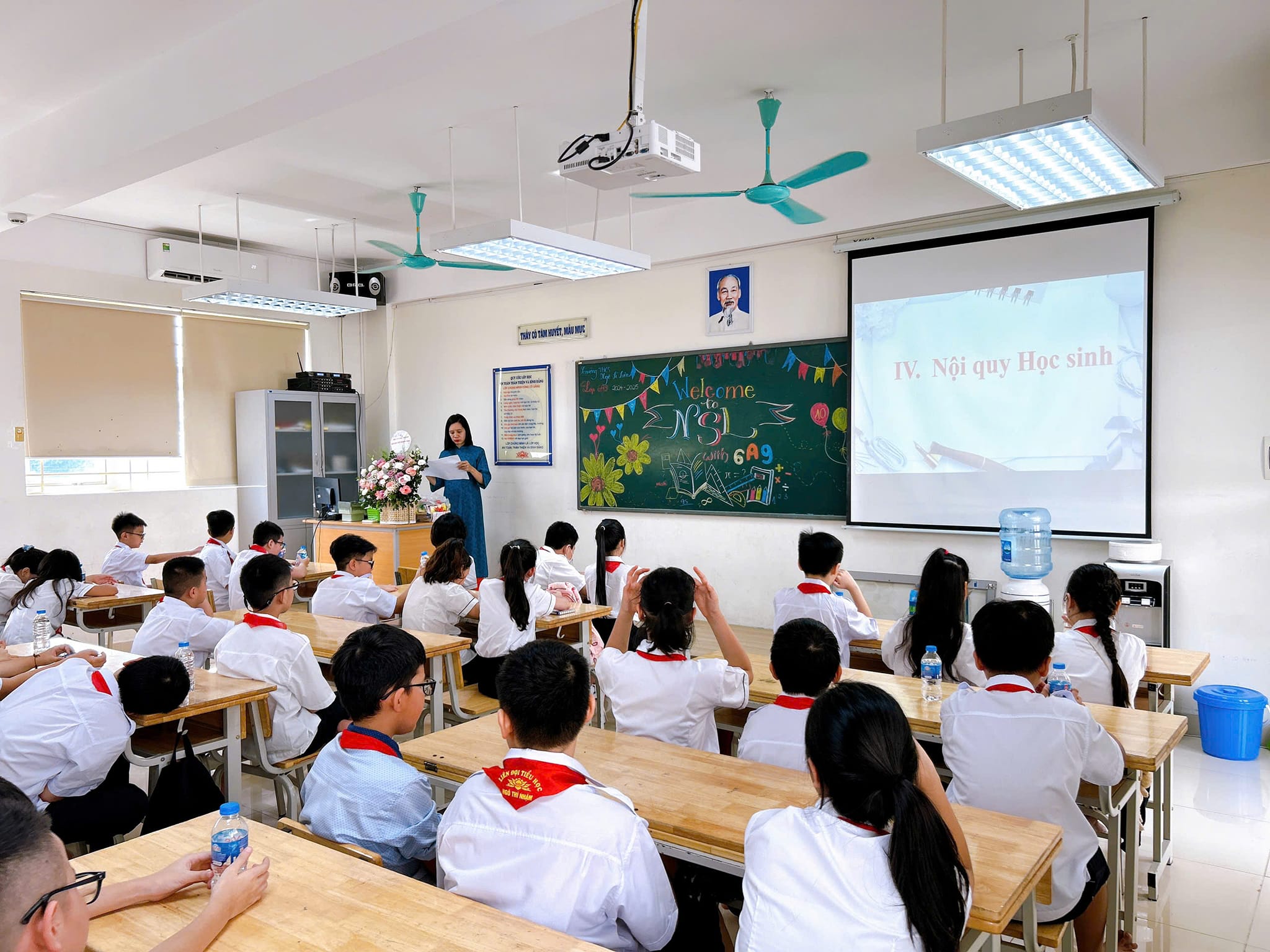 Hà Nội tuyển gần 1.000 giáo viên, nhân viên cho năm học 2025- Ảnh 1.
