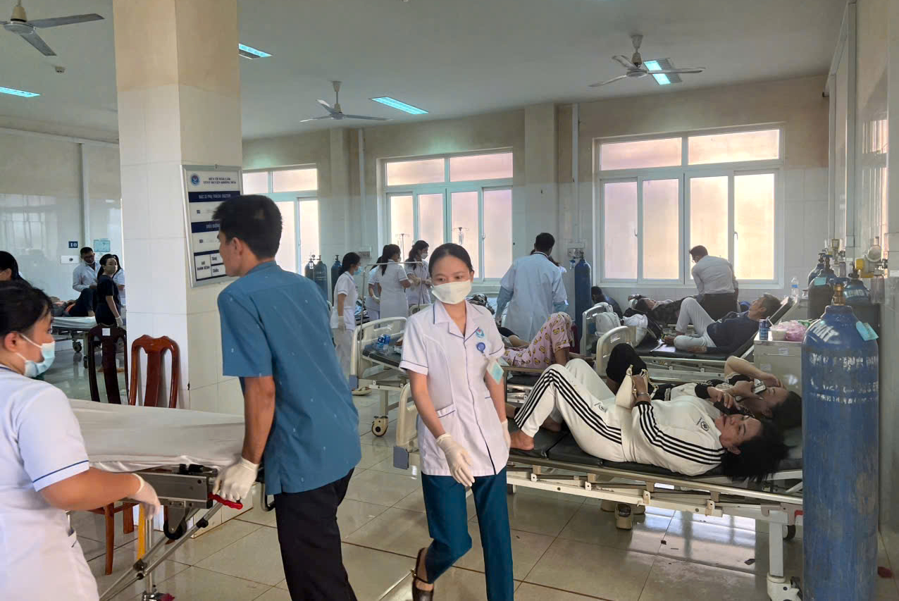 Vụ lật xe khách chở 46 người ở Đắk Lắk: Có người phải cắt cả bàn tay, cẳng tay- Ảnh 1. Vụ lật xe khách chở 46 người ở Đắk Lắk: Có người phải cắt cả bàn tay, cẳng tay- Ảnh 1.