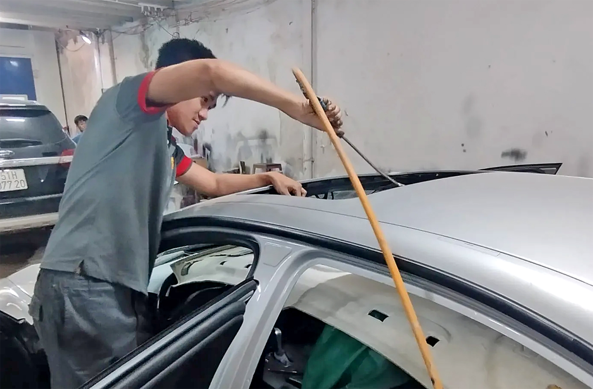 Làm gì khi ô tô bị tắc ống thoát nước cửa sổ trời?- Ảnh 1.