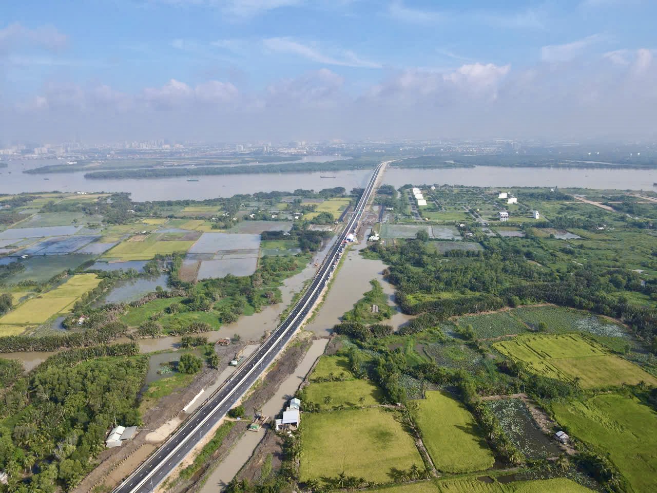 Người dân phấn khởi qua cầu Nhơn Trạch trong ngày đầu thông xe- Ảnh 9.