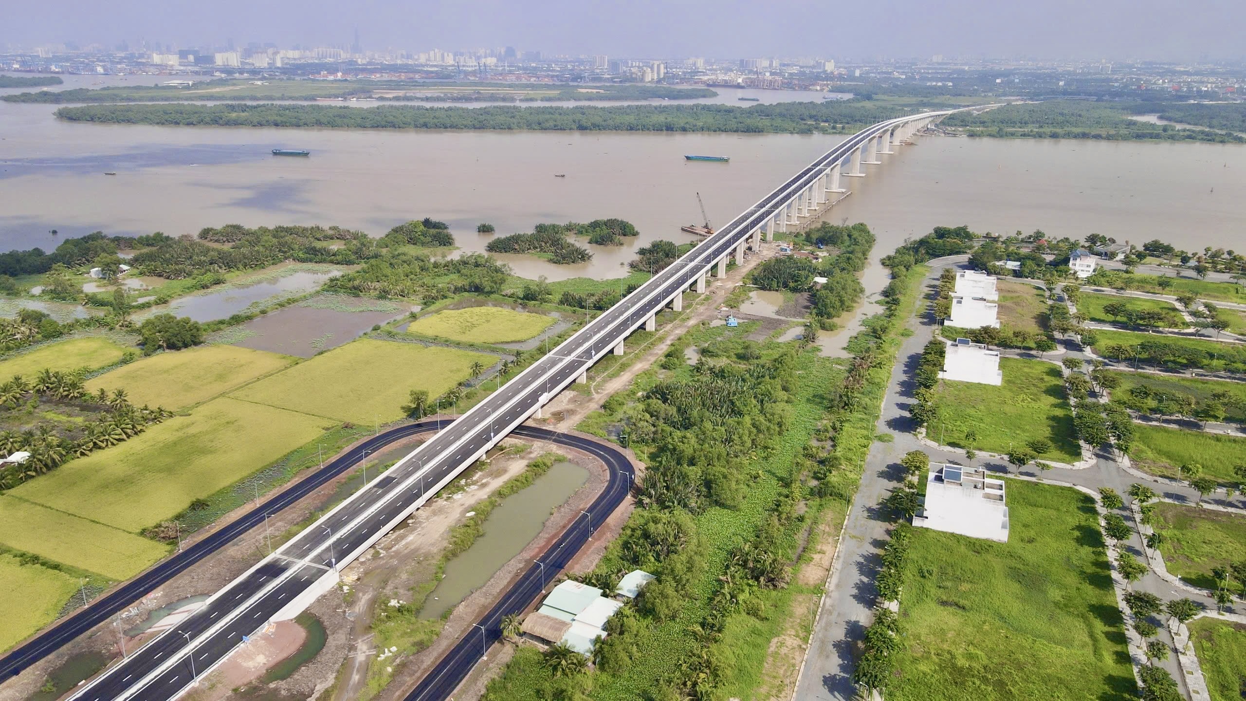 Người dân phấn khởi qua cầu Nhơn Trạch trong ngày đầu thông xe- Ảnh 1.