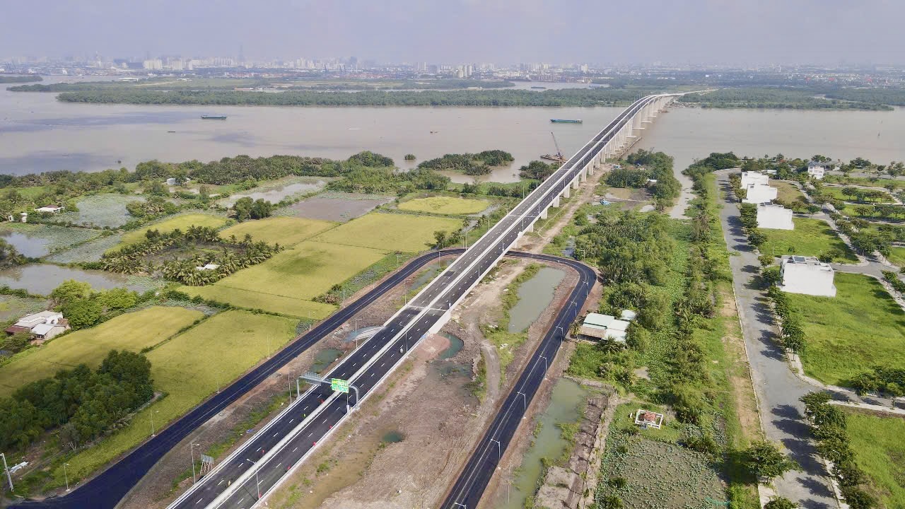 Người dân phấn khởi qua cầu Nhơn Trạch trong ngày đầu thông xe- Ảnh 10.