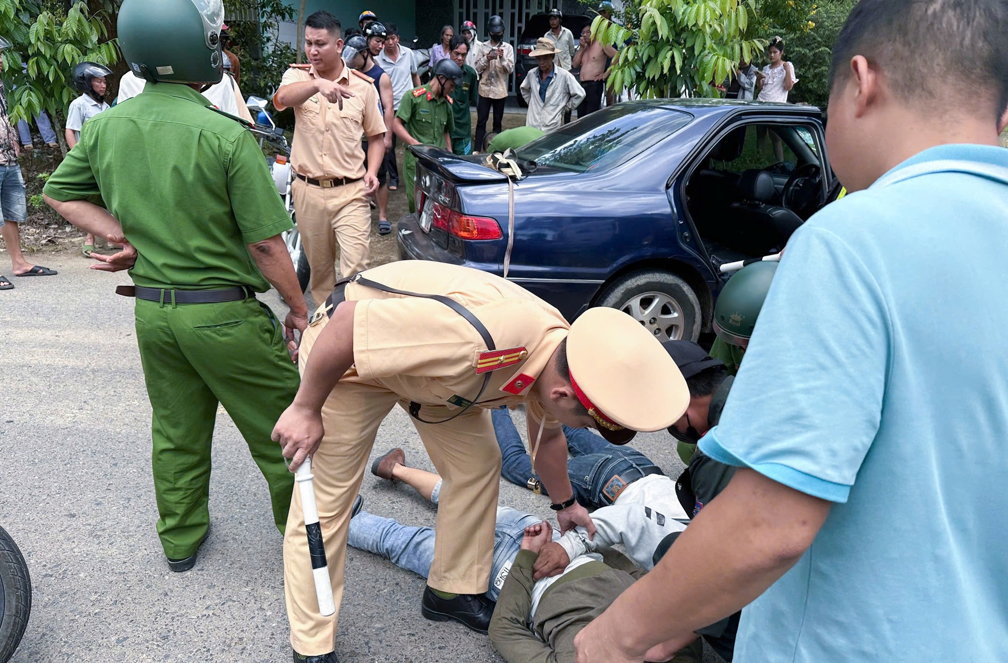 CSGT Lâm Đồng truy đuổi hơn 30km bắt chiếc ô tô "thông chốt"- Ảnh 2. CSGT Lâm Đồng truy đuổi hơn 30km bắt chiếc ô tô "thông chốt"- Ảnh 2.