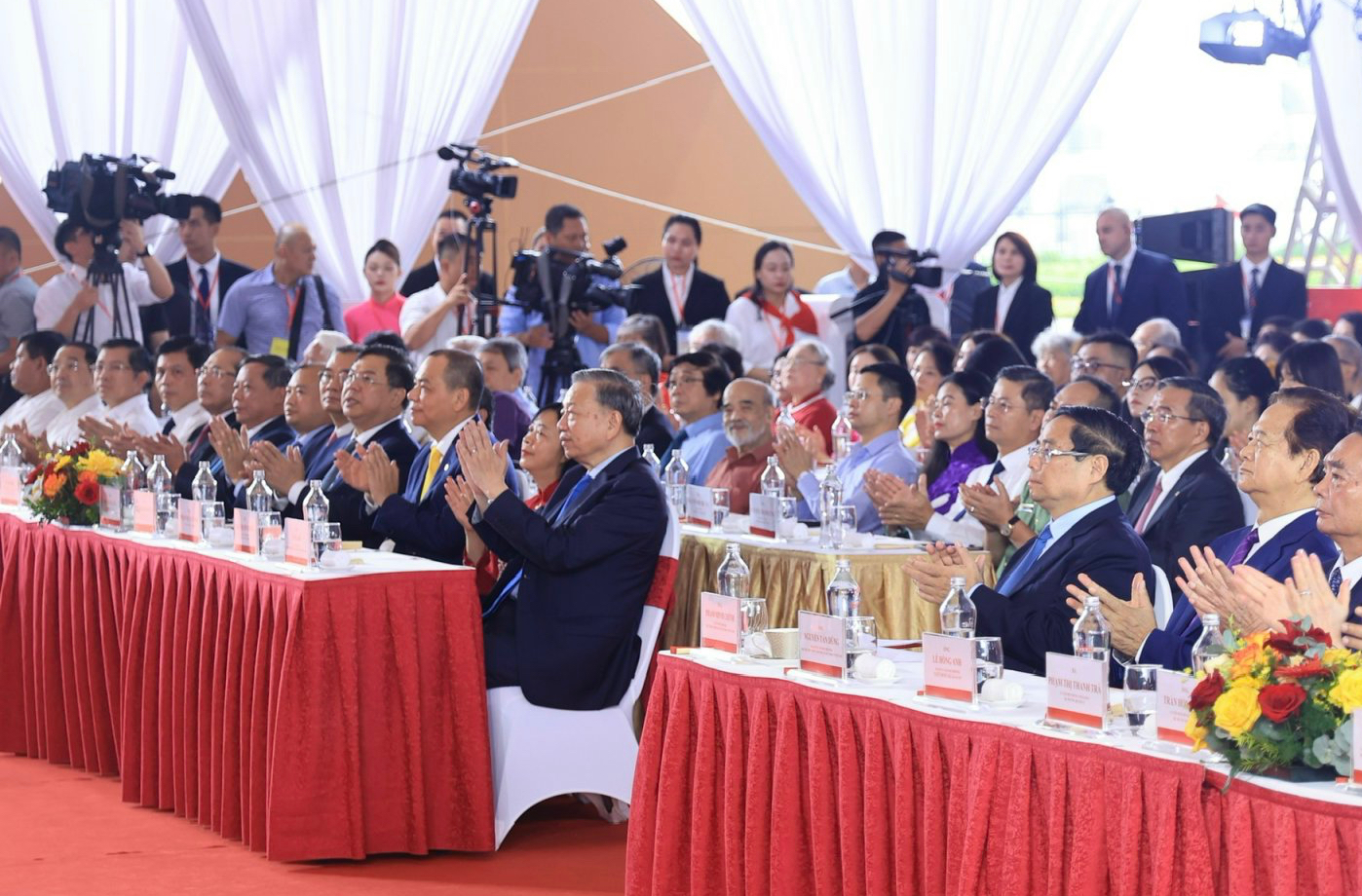 Bộ trưởng Bộ Xây dựng: 250 công trình khởi công, khánh thành là lời cam kết về tương lai- Ảnh 3. Bộ trưởng Bộ Xây dựng: 250 công trình khởi công, khánh thành là lời cam kết về tương lai- Ảnh 3.