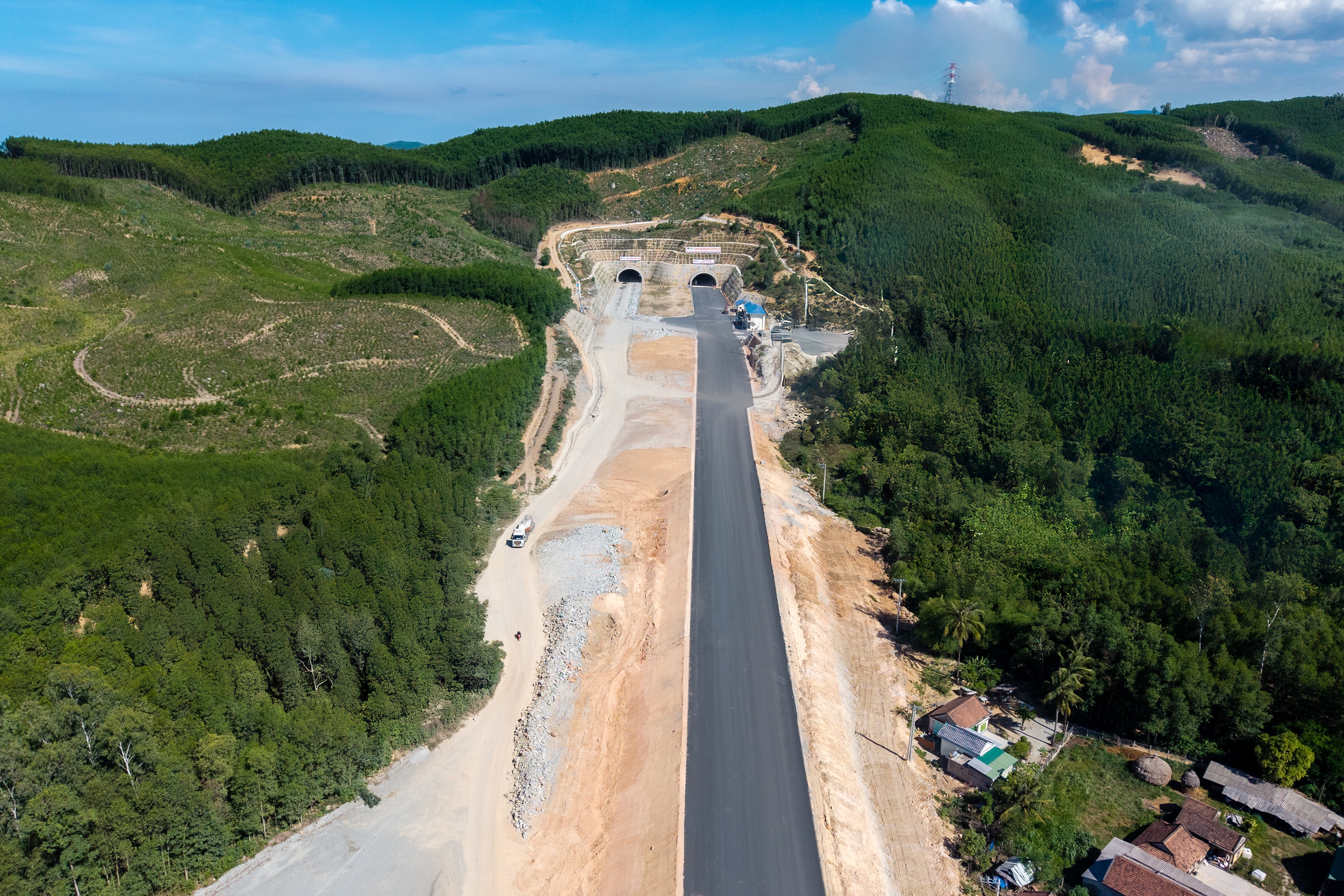 Hoàn thành vượt tiến độ hầm xuyên núi, thông xe 10km cao tốc Quảng Ngãi - Hoài Nhơn- Ảnh 11. Hoàn thành vượt tiến độ hầm xuyên núi, thông xe 10km cao tốc Quảng Ngãi - Hoài Nhơn- Ảnh 11.