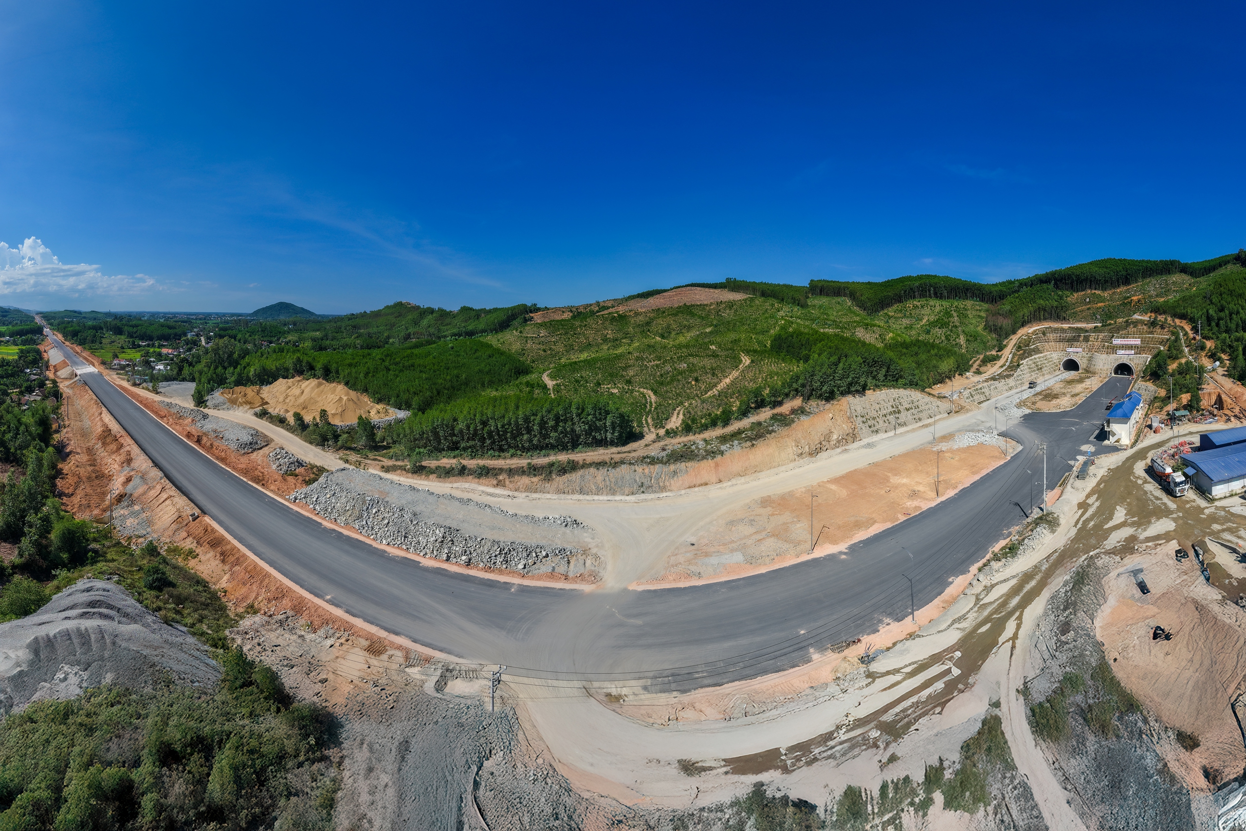 Hoàn thành vượt tiến độ hầm xuyên núi, thông xe 10km cao tốc Quảng Ngãi - Hoài Nhơn- Ảnh 9. Hoàn thành vượt tiến độ hầm xuyên núi, thông xe 10km cao tốc Quảng Ngãi - Hoài Nhơn- Ảnh 9.