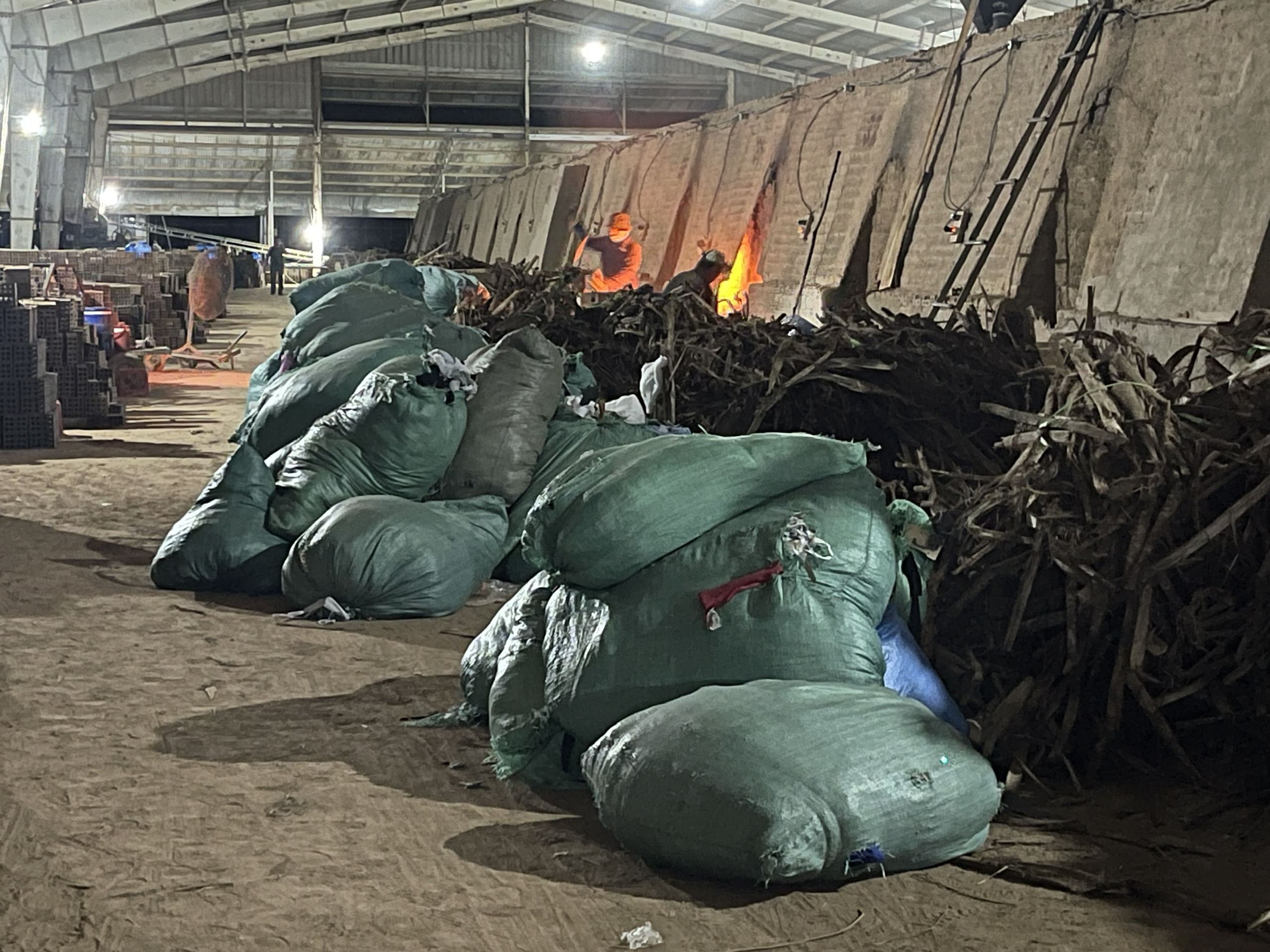 Gia Lai: Lập biên bản doanh nghiệp dùng vải vụn làm chất đốt lò gạch- Ảnh 2.