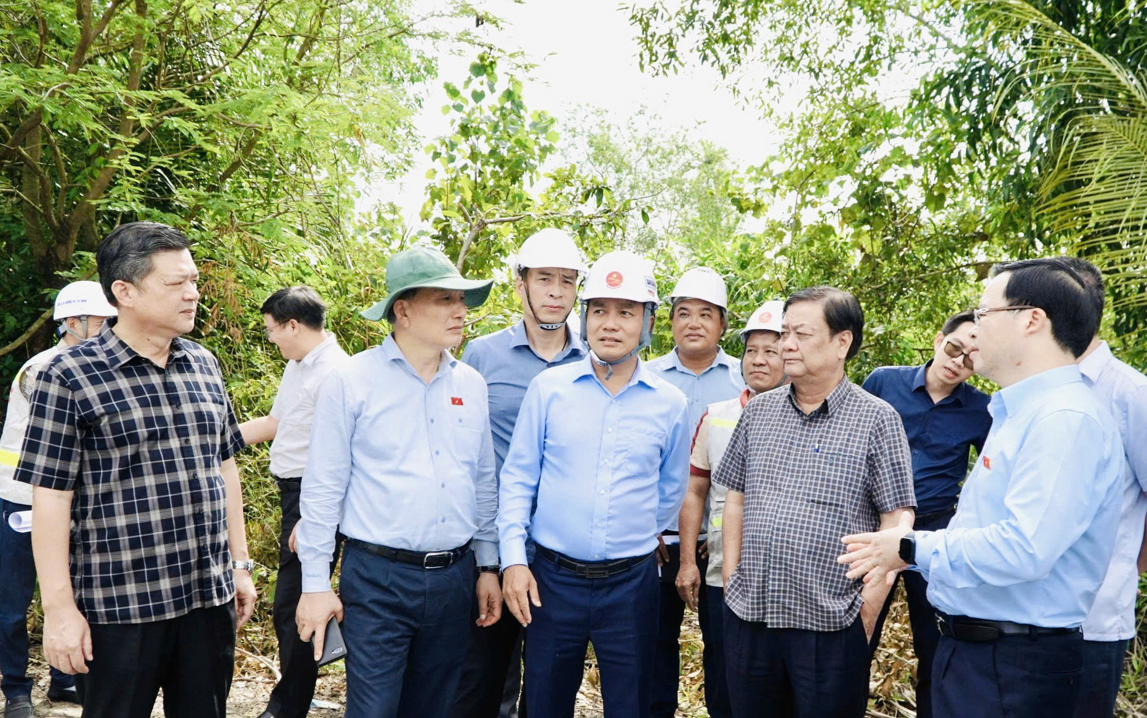Đoàn công tác Quốc hội khảo sát thực địa dự án đường Hồ Chí Minh tại An Giang- Ảnh 1. Đoàn công tác Quốc hội khảo sát thực địa dự án đường Hồ Chí Minh tại An Giang- Ảnh 1.