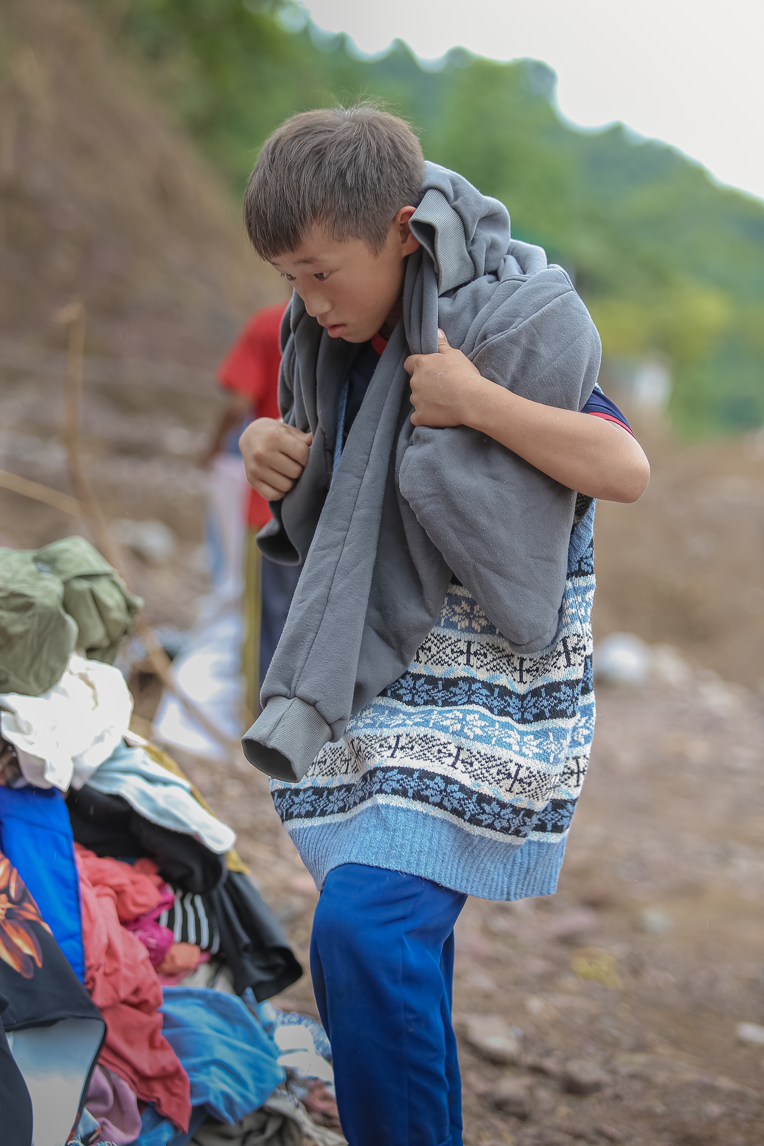 Những đứa trẻ vùng lũ "lần đầu trong đời được ăn cái kẹo thơm ngon như vậy"- Ảnh 8. Những đứa trẻ vùng lũ "lần đầu trong đời được ăn cái kẹo thơm ngon như vậy"- Ảnh 8.