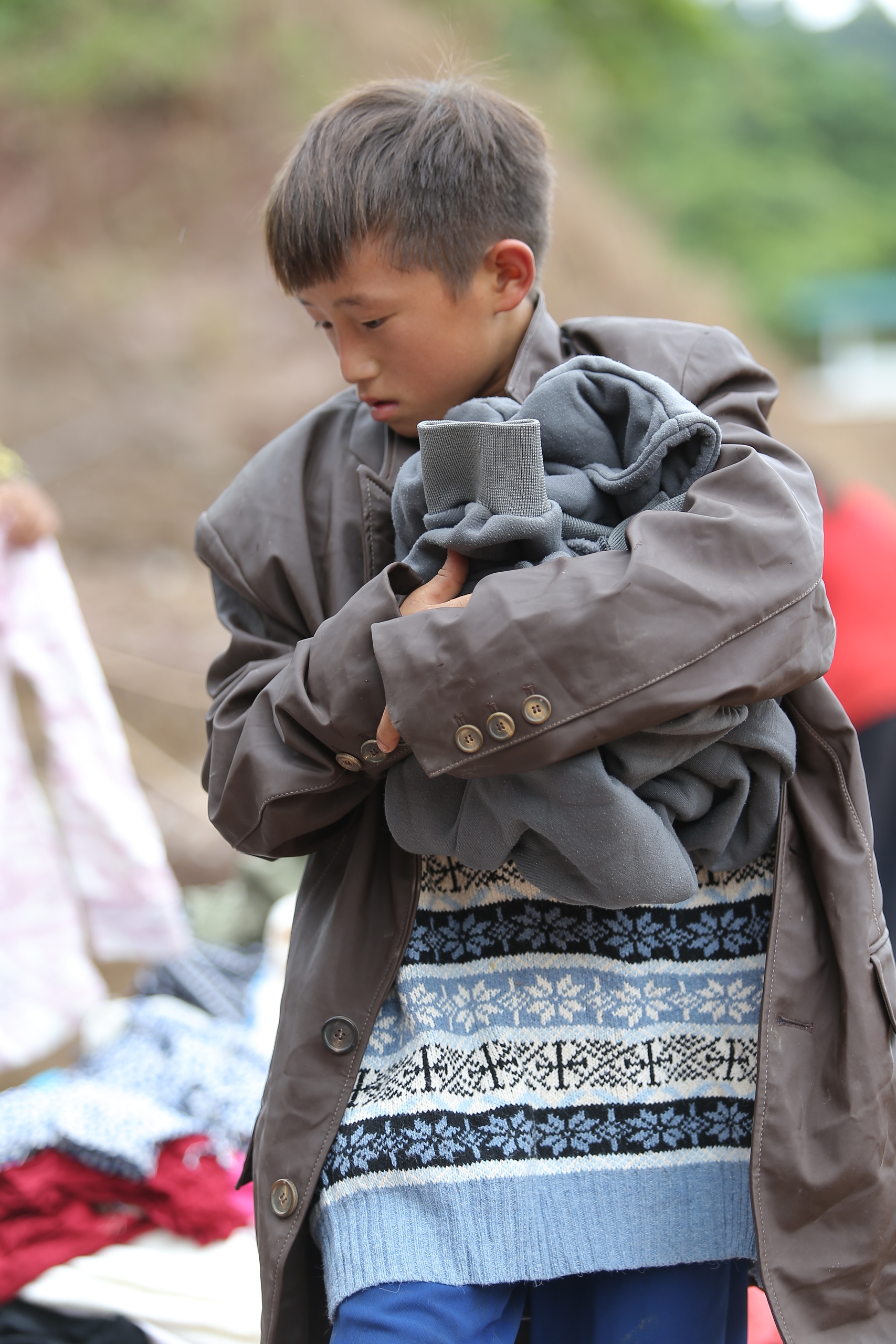 Những đứa trẻ vùng lũ "lần đầu trong đời được ăn cái kẹo thơm ngon như vậy"- Ảnh 9. Những đứa trẻ vùng lũ "lần đầu trong đời được ăn cái kẹo thơm ngon như vậy"- Ảnh 9.