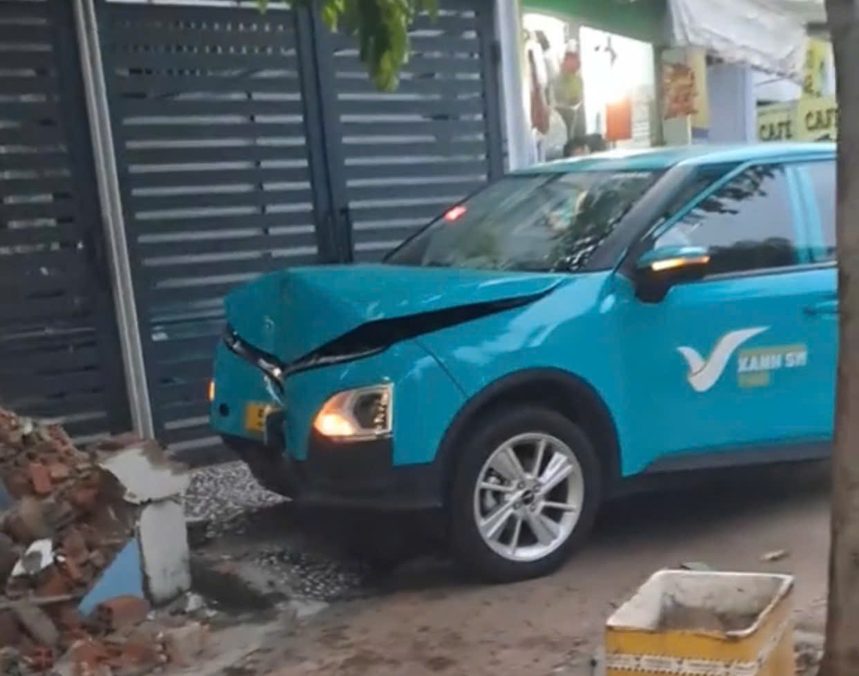Khống chế tài xế taxi công nghệ cầm dao cãi nhau với khách ở TP.HCM- Ảnh 2. Khống chế tài xế taxi công nghệ cầm dao cãi nhau với khách ở TP.HCM- Ảnh 2.