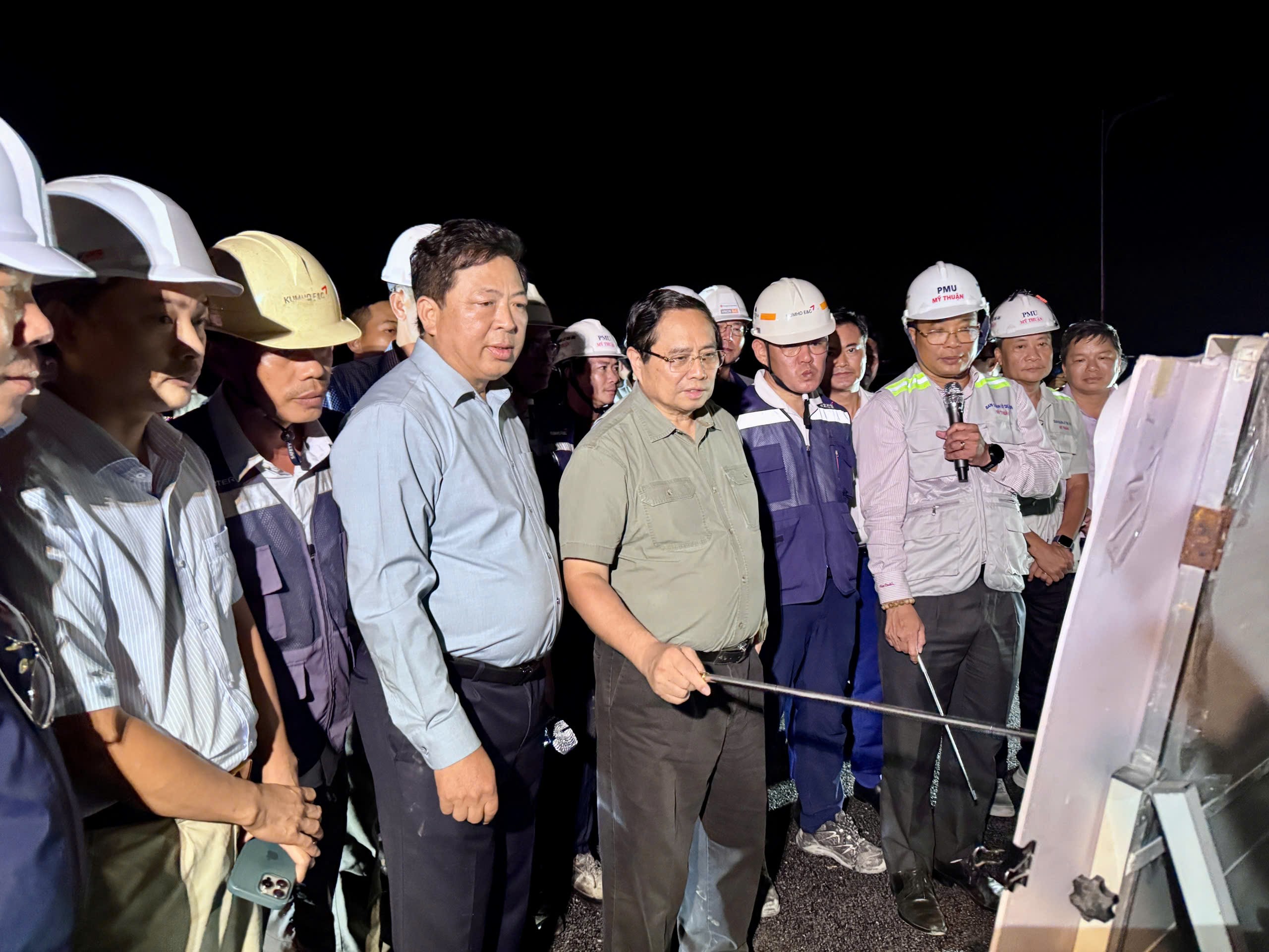Thủ tướng Phạm Minh Chính kiểm tra cầu Nhơn Trạch, yêu cầu hoàn thành đúng tiến độ- Ảnh 1. Thủ tướng Phạm Minh Chính kiểm tra cầu Nhơn Trạch, yêu cầu hoàn thành đúng tiến độ- Ảnh 1.