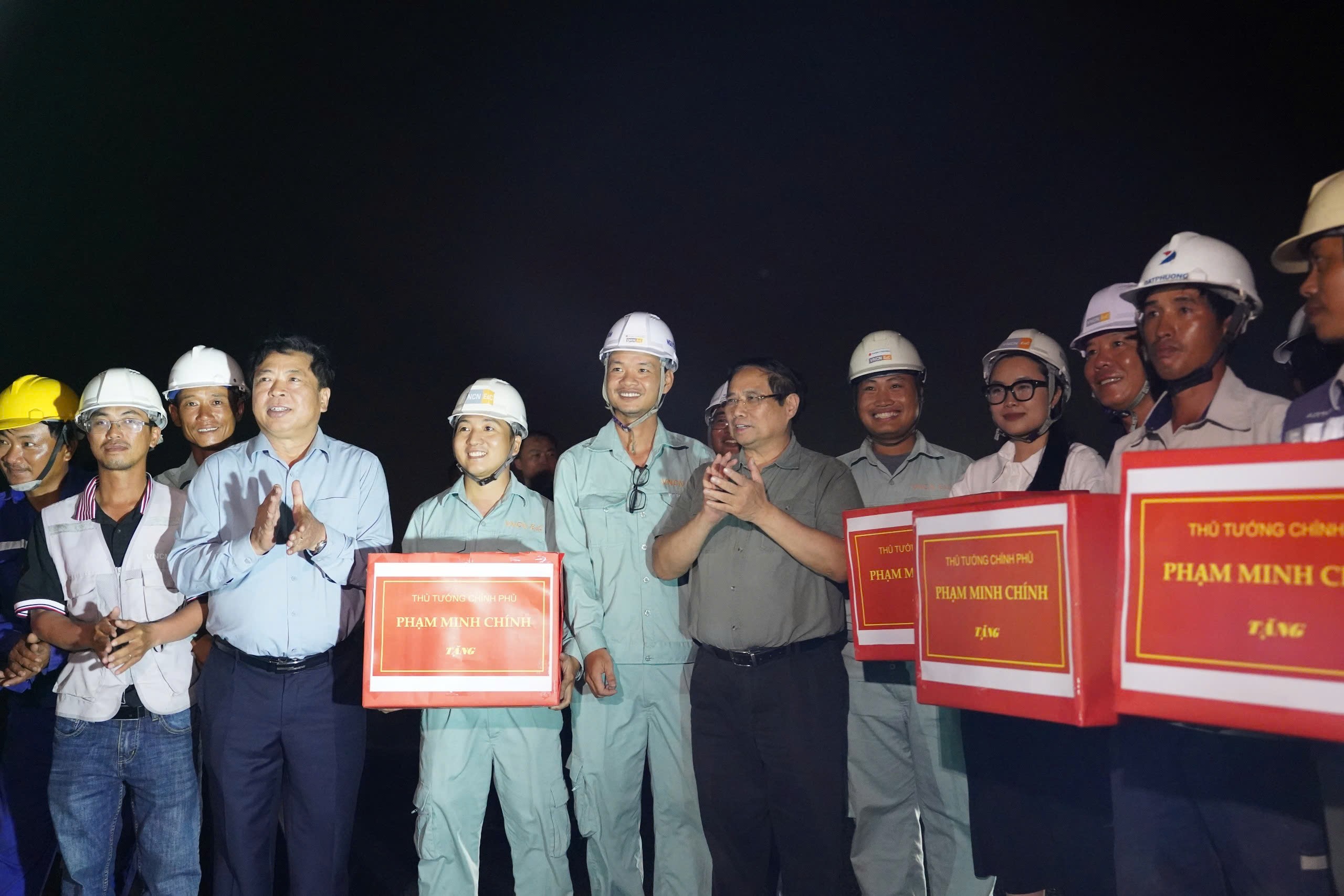 Thủ tướng Phạm Minh Chính kiểm tra cầu Nhơn Trạch, yêu cầu hoàn thành đúng tiến độ- Ảnh 3. Thủ tướng Phạm Minh Chính kiểm tra cầu Nhơn Trạch, yêu cầu hoàn thành đúng tiến độ- Ảnh 3.