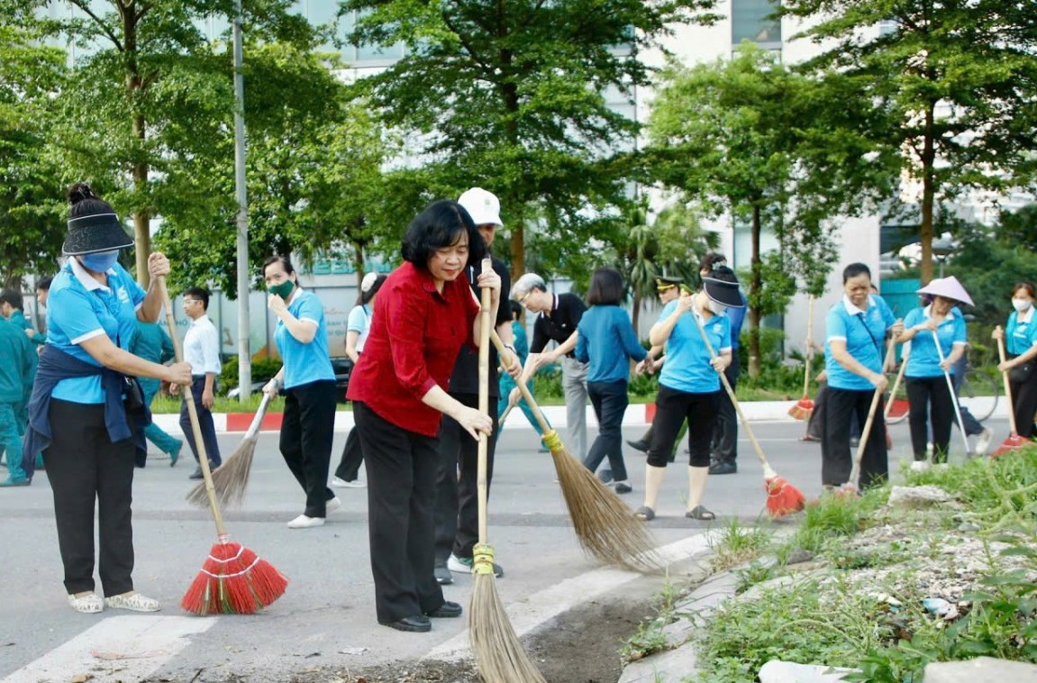 Xã, phường ở Hà Nội đồng loạt ra quân tổng vệ sinh môi trường, chỉnh trang đô thị- Ảnh 2. C:\Users\HP\Desktop\HN Ra quân\z6865076775939-99abaf7cc5d6039cbe0d991b6ecd737720250802084300.jpg
