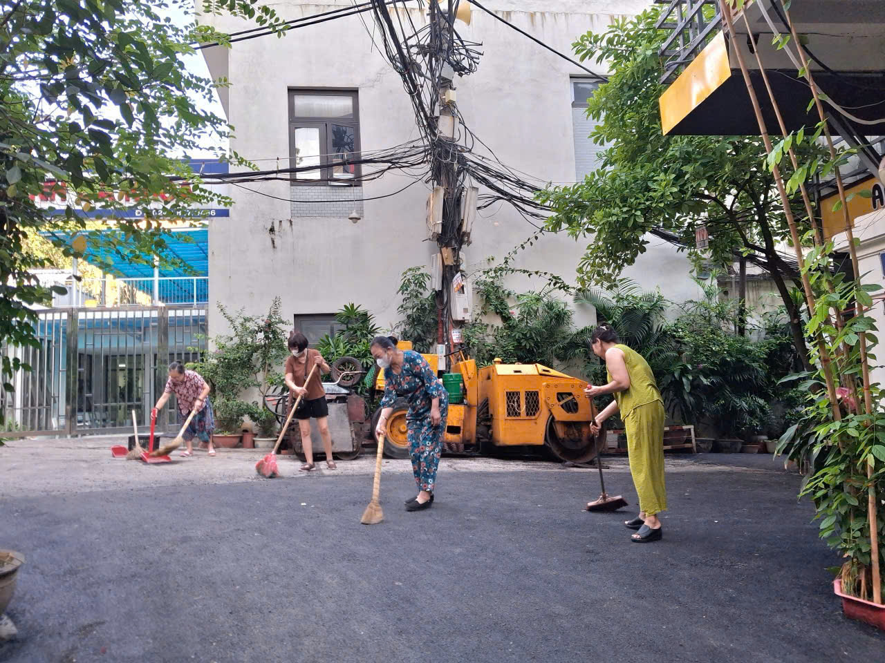 Xã, phường ở Hà Nội đồng loạt ra quân tổng vệ sinh môi trường, chỉnh trang đô thị- Ảnh 6. C:\Users\HP\Desktop\HN Ra quân\Tây Hồ\z6865237334016_374560821289cdde5df9b3f6e76b9fad.jpg