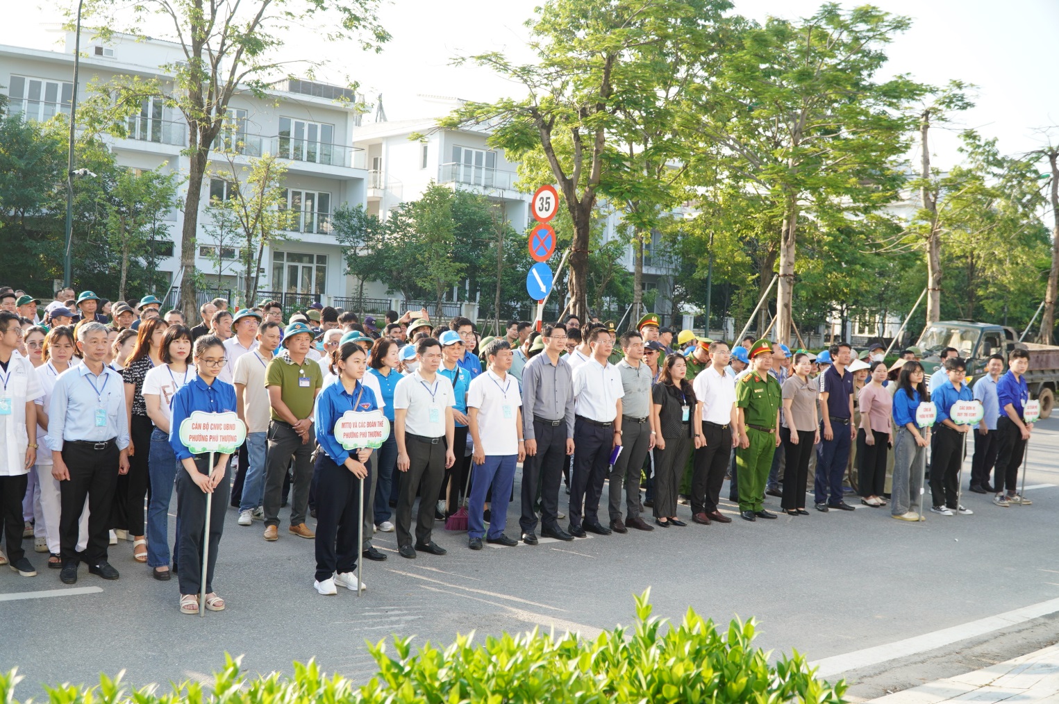 Xã, phường ở Hà Nội đồng loạt ra quân tổng vệ sinh môi trường, chỉnh trang đô thị- Ảnh 7. C:\Users\HP\Desktop\HN Ra quân\Phú Thượng\1.JPG