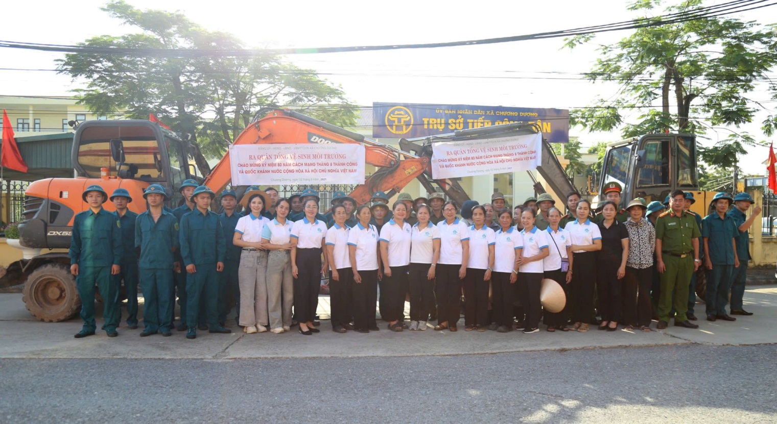 Xã, phường ở Hà Nội đồng loạt ra quân tổng vệ sinh môi trường, chỉnh trang đô thị- Ảnh 12. C:\Users\HP\Desktop\HN Ra quân\xã Chương Dương.jpg