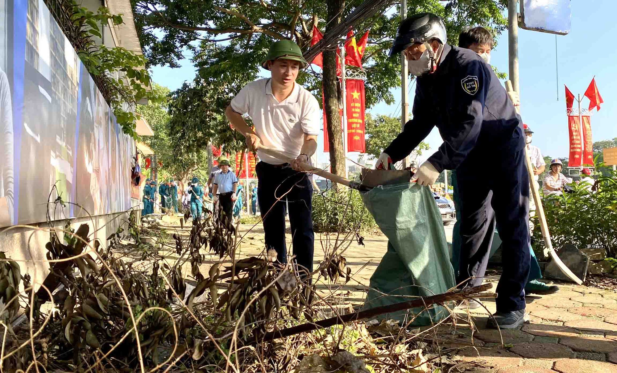 Xã, phường ở Hà Nội đồng loạt ra quân tổng vệ sinh môi trường, chỉnh trang đô thị- Ảnh 15. Xã, phường ở Hà Nội đồng loạt ra quân tổng vệ sinh môi trường, chỉnh trang đô thị- Ảnh 15.