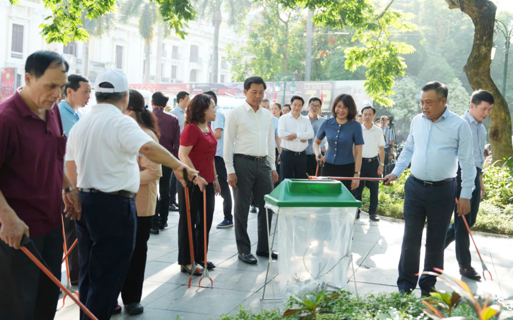 Xã, phường ở Hà Nội đồng loạt ra quân tổng vệ sinh môi trường, chỉnh trang đô thị- Ảnh 3. Xã, phường ở Hà Nội đồng loạt ra quân tổng vệ sinh môi trường, chỉnh trang đô thị- Ảnh 3.