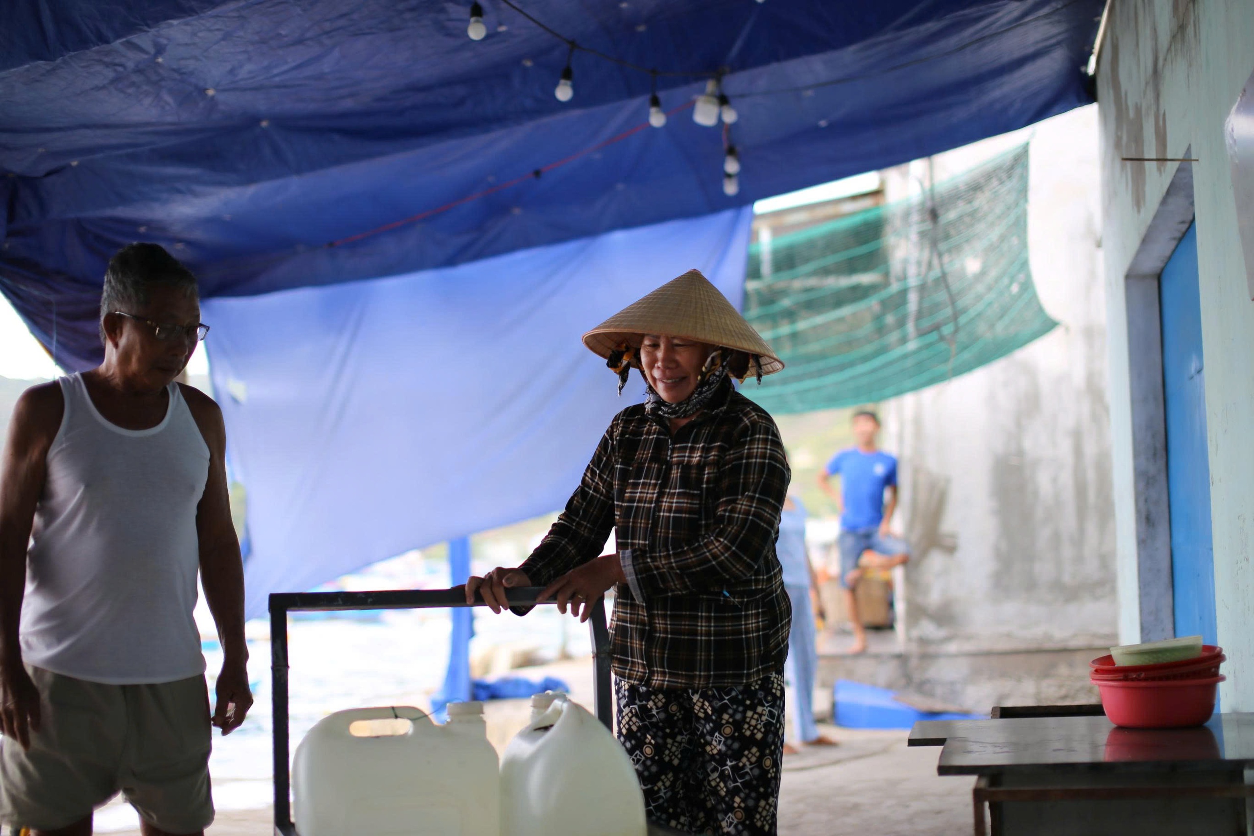 Giếng nhiễm mặn, hàng trăm hộ dân vùng ốc đảo ở Quy Nhơn khát nước sạch- Ảnh 4. Giếng nhiễm mặn, hàng trăm hộ dân vùng ốc đảo ở Quy Nhơn khát nước sạch- Ảnh 4.