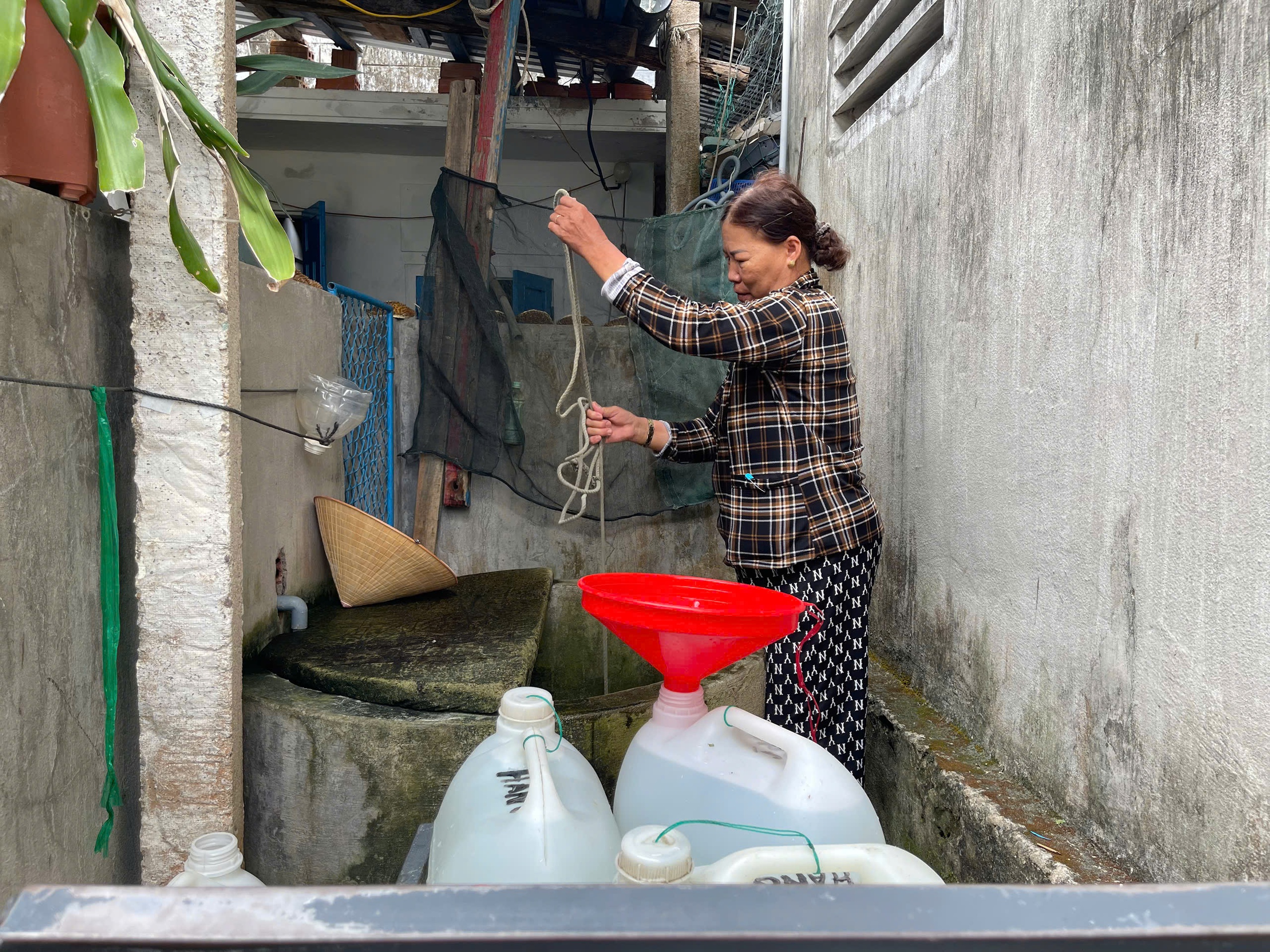 Giếng nhiễm mặn, hàng trăm hộ dân vùng ốc đảo ở Quy Nhơn khát nước sạch- Ảnh 3. Giếng nhiễm mặn, hàng trăm hộ dân vùng ốc đảo ở Quy Nhơn khát nước sạch- Ảnh 3.