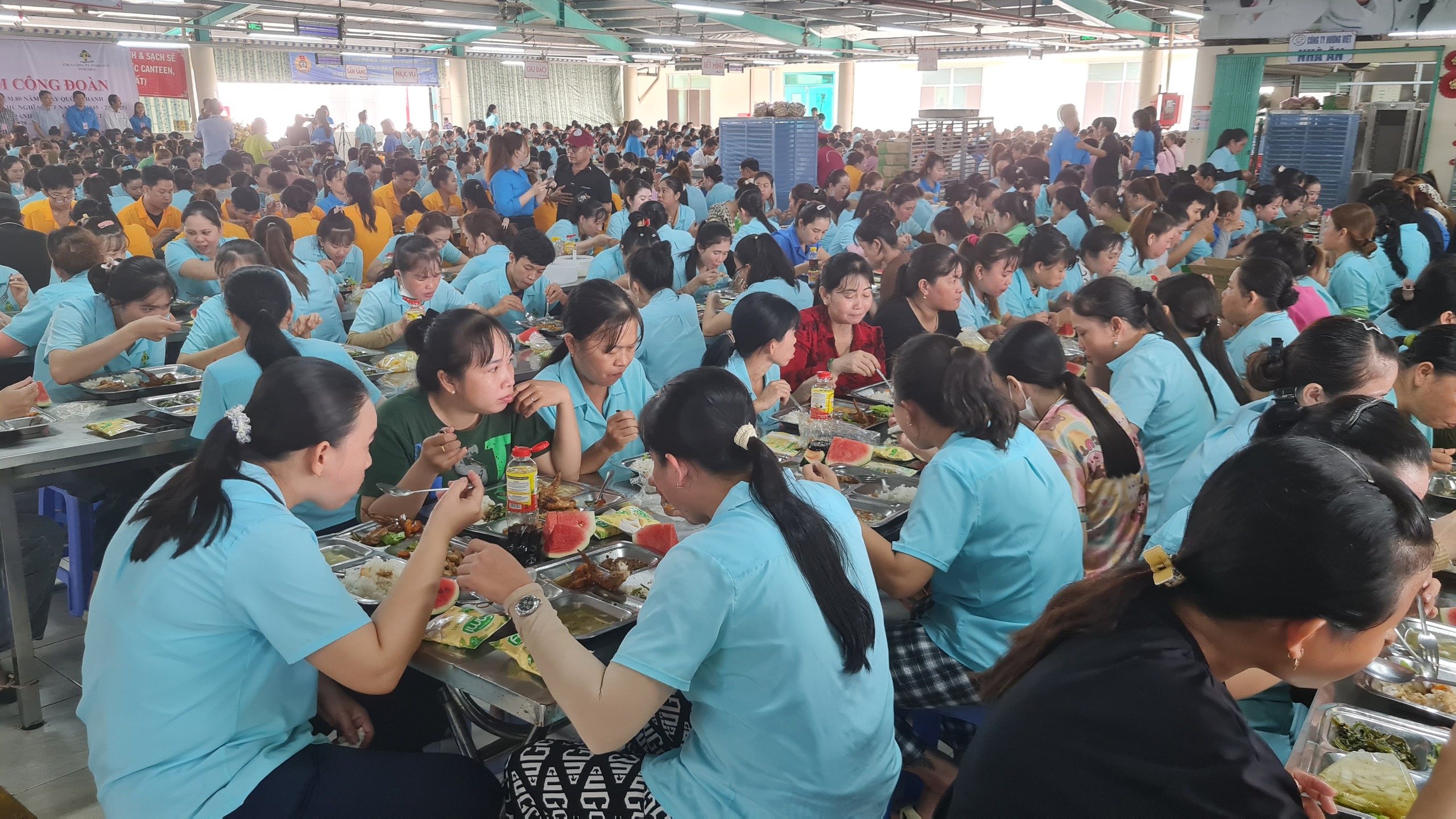 Cà Mau tổ chức "Bữa cơm Công đoàn" cho hơn 1.600 công nhân- Ảnh 1. Cà Mau tổ chức "Bữa cơm Công đoàn" cho hơn 1.600 công nhân- Ảnh 1.