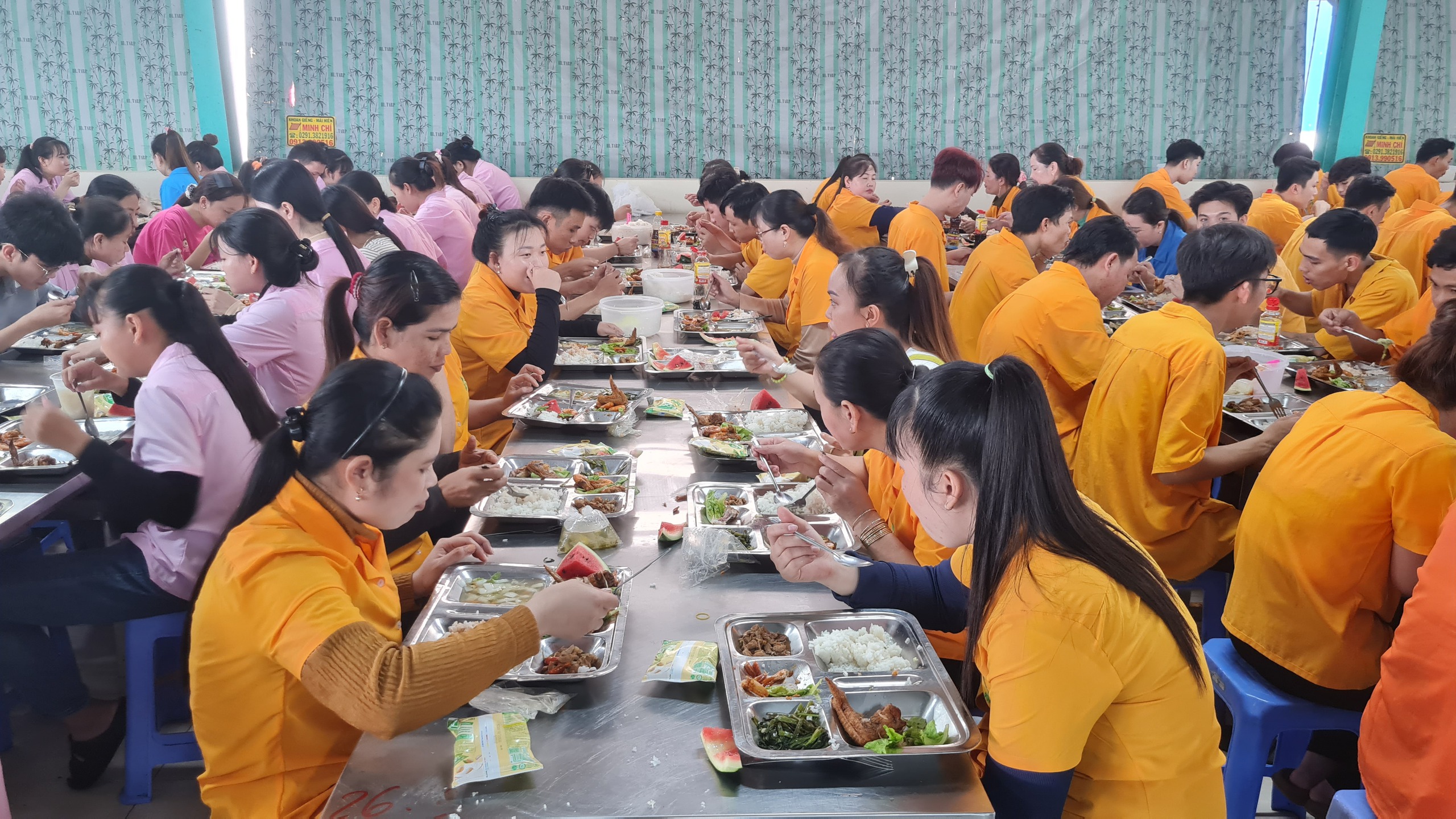 Cà Mau tổ chức "Bữa cơm Công đoàn" cho hơn 1.600 công nhân- Ảnh 2. Cà Mau tổ chức "Bữa cơm Công đoàn" cho hơn 1.600 công nhân- Ảnh 2.