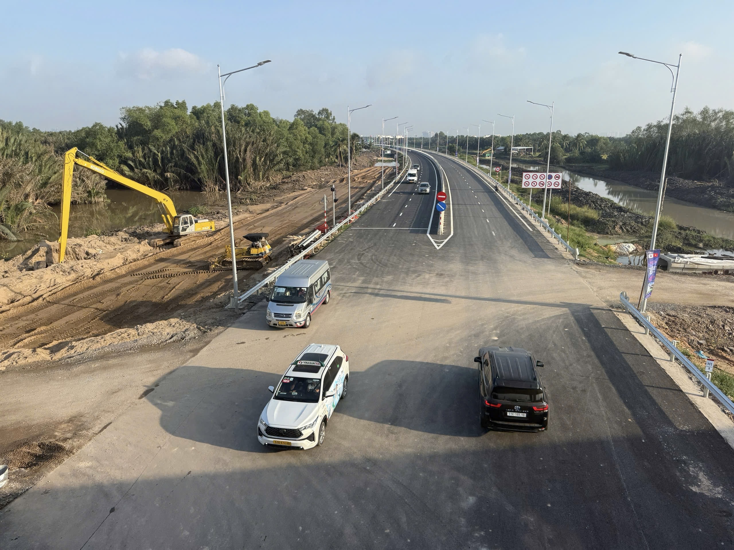 Người dân phấn khởi qua cầu Nhơn Trạch trong ngày đầu thông xe- Ảnh 2.
