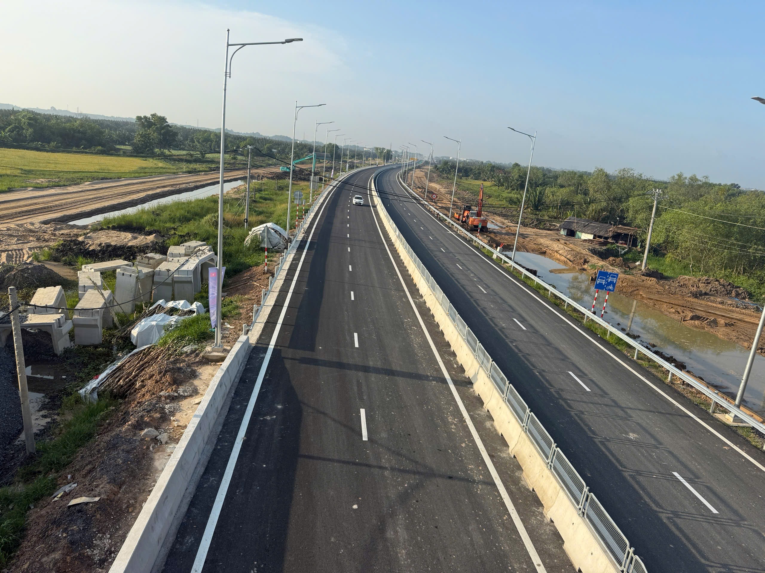 Người dân phấn khởi qua cầu Nhơn Trạch trong ngày đầu thông xe- Ảnh 14.