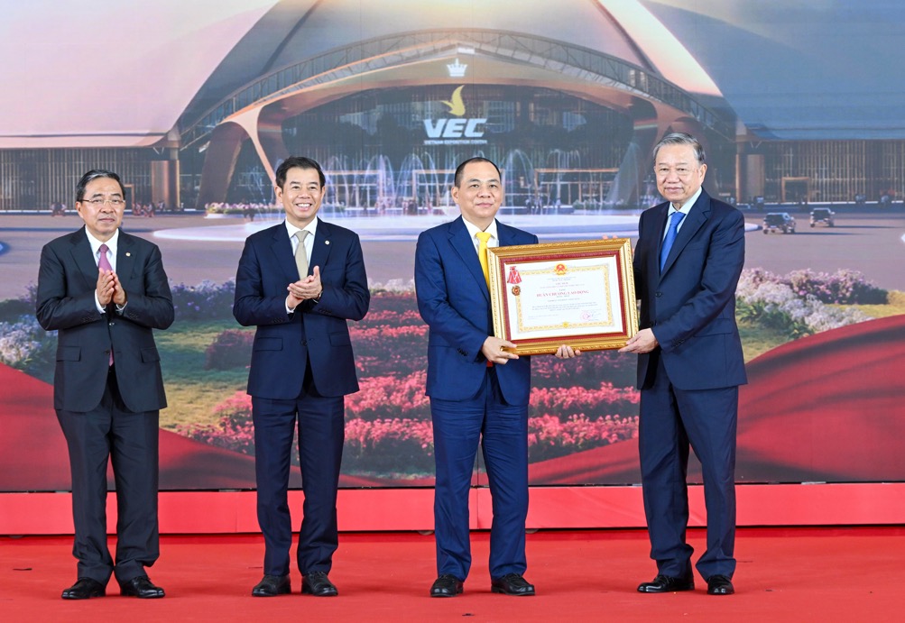 Tập đoàn Vingroup nhận Huân chương Lao động hạng Nhất- Ảnh 1. Tập đoàn Vingroup nhận Huân chương Lao động hạng Nhất- Ảnh 1.