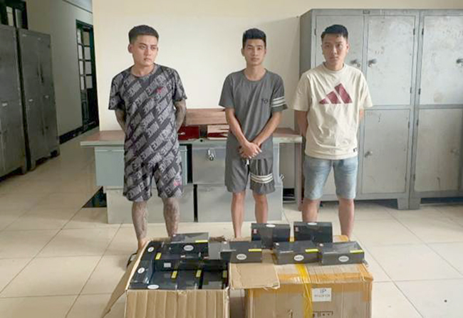 Khởi tố nhóm "đạo chích" dùng xe ô tô trộm 138 máy tính tại sân bay Nội Bài- Ảnh 1. Khởi tố nhóm "đạo chích" dùng xe ô tô trộm 138 máy tính tại sân bay Nội Bài- Ảnh 1.