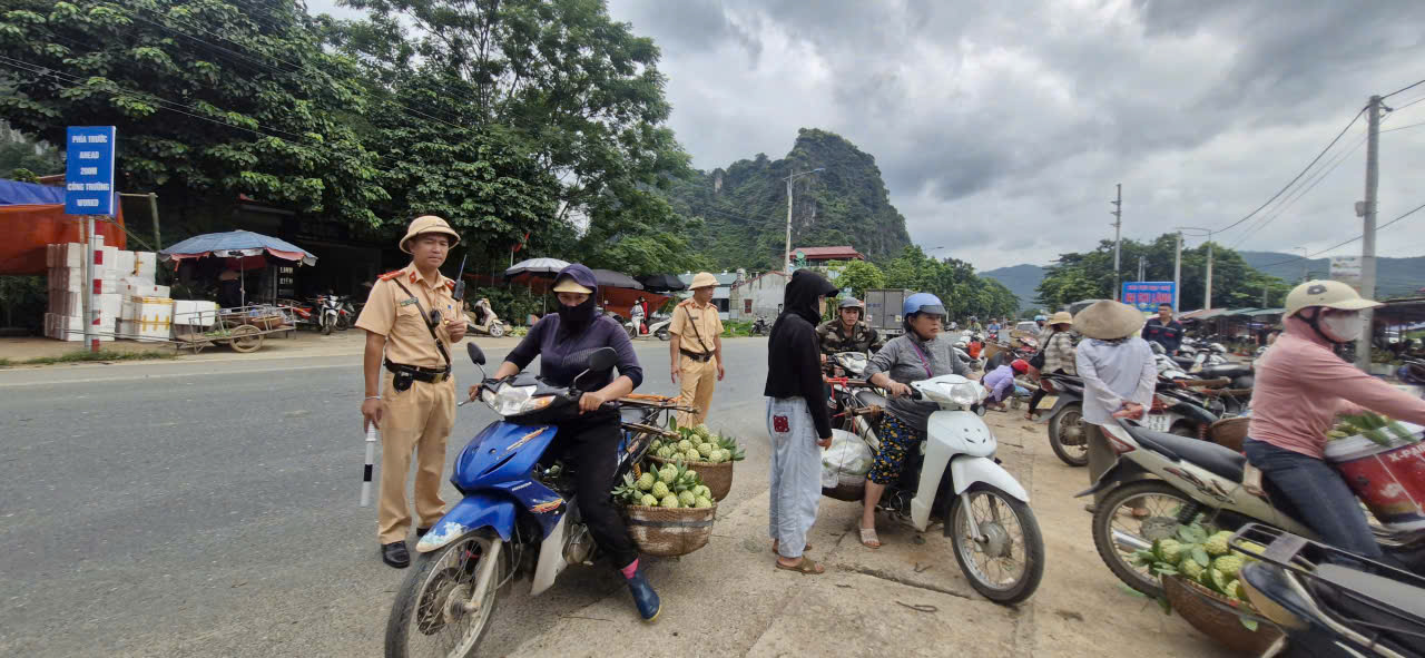 Na vào chính vụ, CSGT Lạng Sơn tất bật hỗ trợ người dân tiêu thụ- Ảnh 10. Na vào chính vụ, CSGT Lạng Sơn tất bật hỗ trợ người dân tiêu thụ- Ảnh 10.