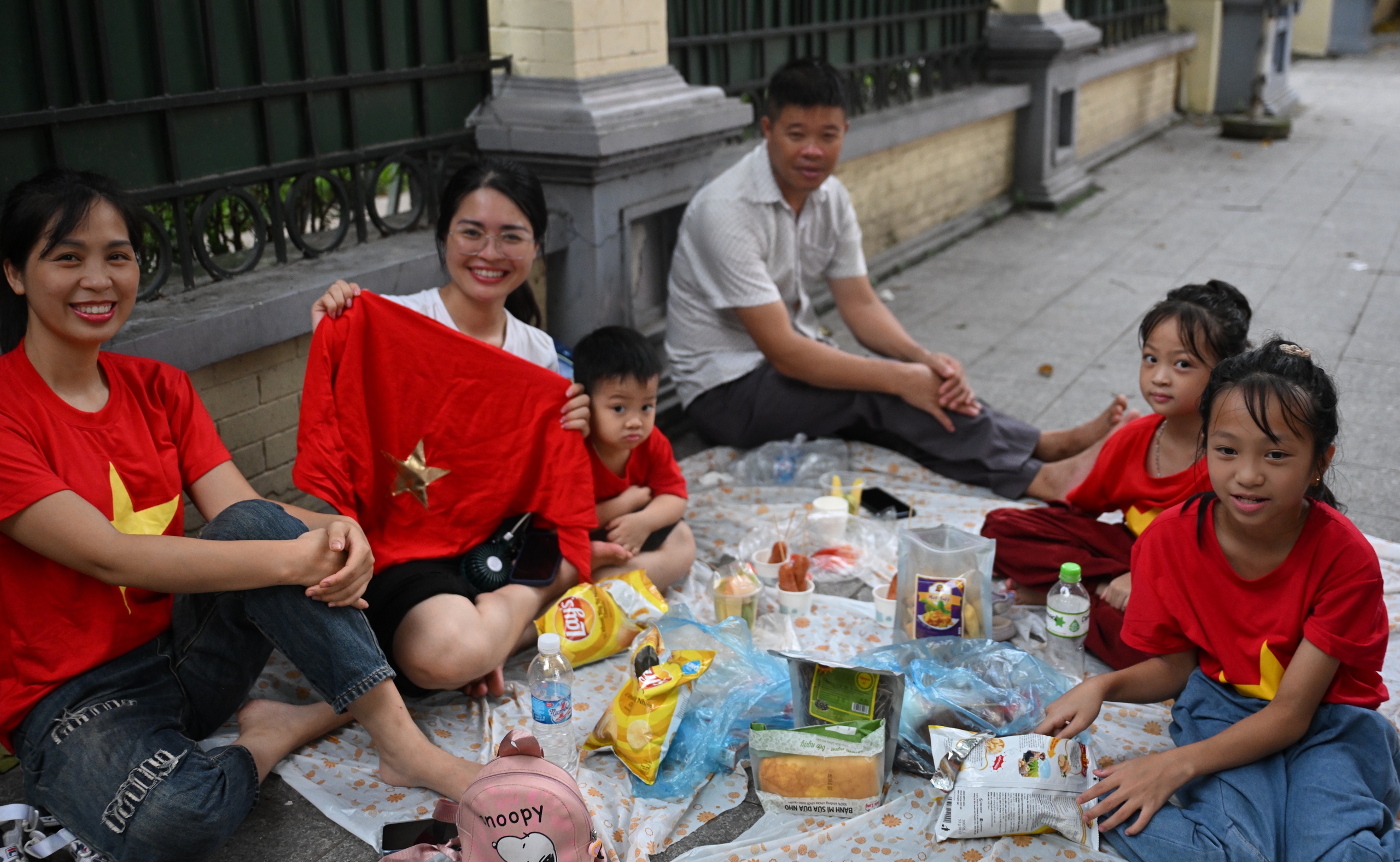Người dân chen chân xem tổng hợp luyện diễu binh, diễu hành tại Quảng trường Ba Đình- Ảnh 23.