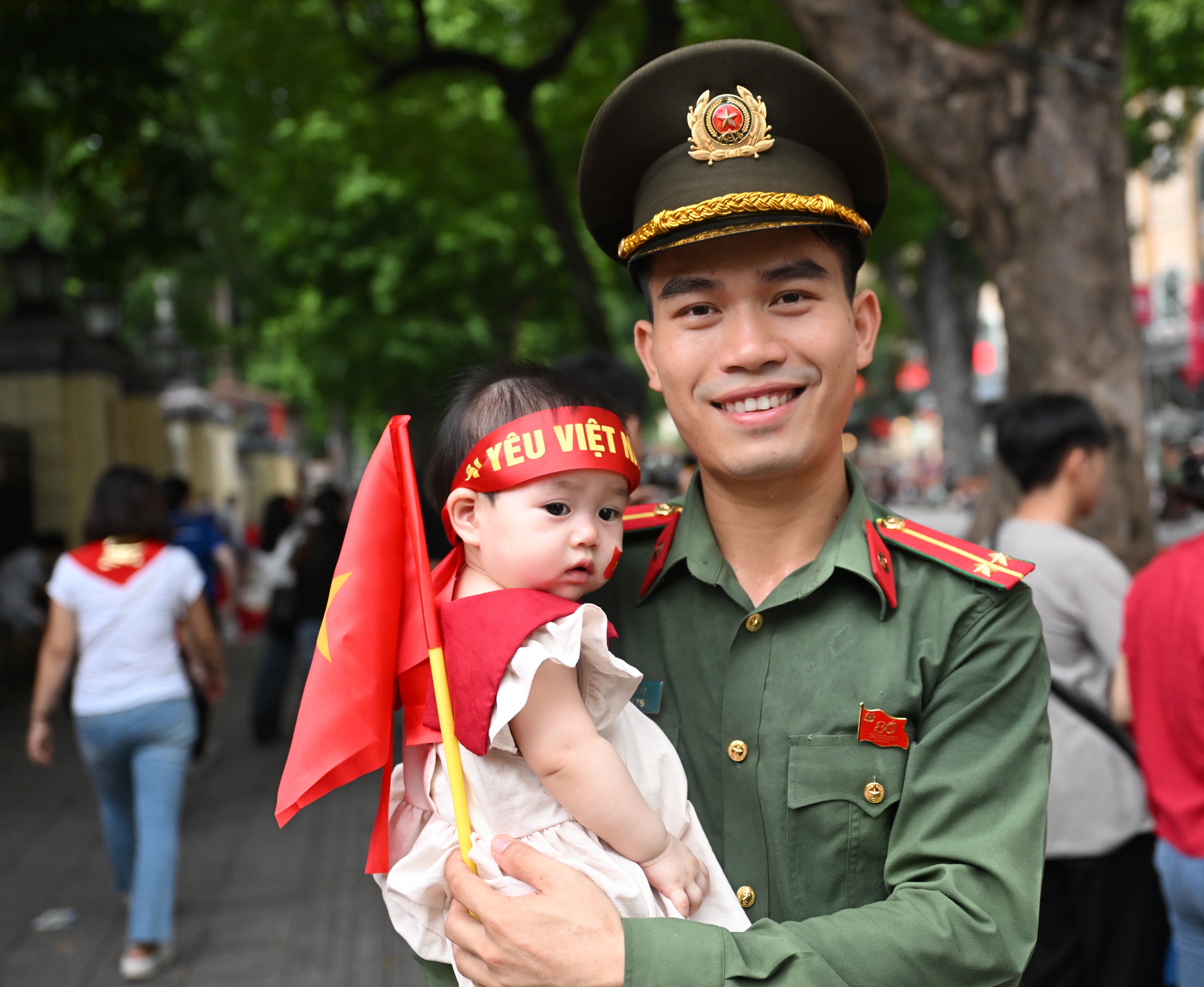 Người dân chen chân xem tổng hợp luyện diễu binh, diễu hành tại Quảng trường Ba Đình- Ảnh 22.