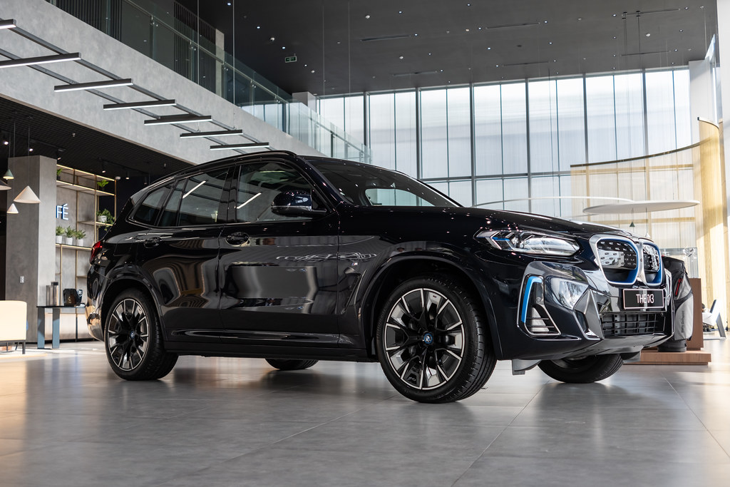 Mua BMW iX3 lời thêm một chiếc Mazda CX-30- Ảnh 1.