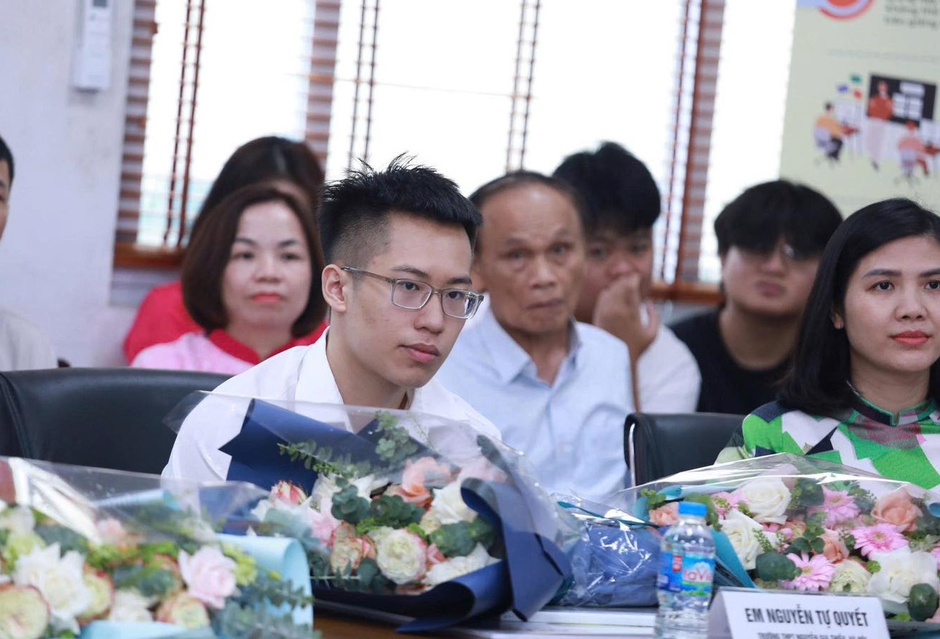 Hà Nội khen thưởng học sinh đạt thành tích xuất sắc 1,5 tháng lương cơ sở- Ảnh 1. Hà Nội khen thưởng học sinh đạt thành tích xuất sắc 1,5 tháng lương cơ sở- Ảnh 1.