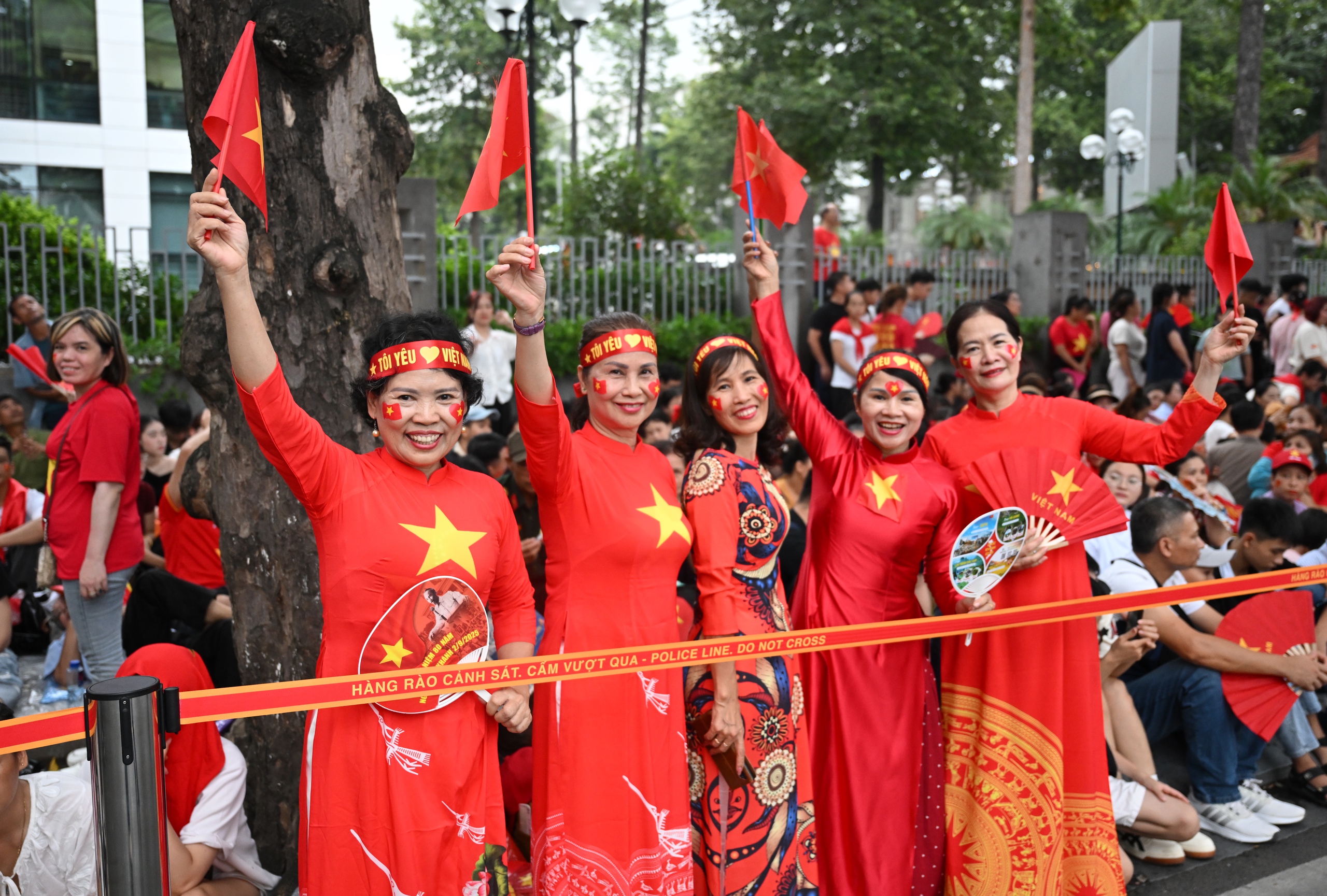Người dân chen chân xem tổng hợp luyện diễu binh, diễu hành tại Quảng trường Ba Đình- Ảnh 19.