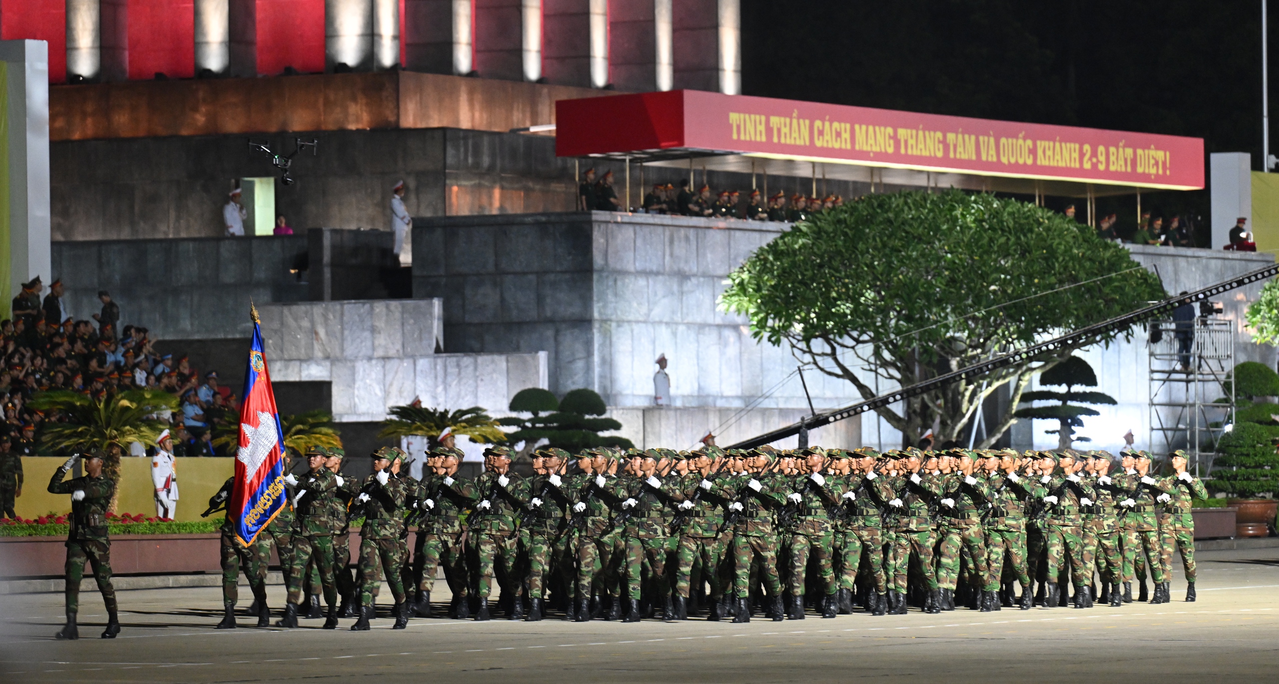 Người dân chen chân xem tổng hợp luyện diễu binh, diễu hành tại Quảng trường Ba Đình- Ảnh 8.