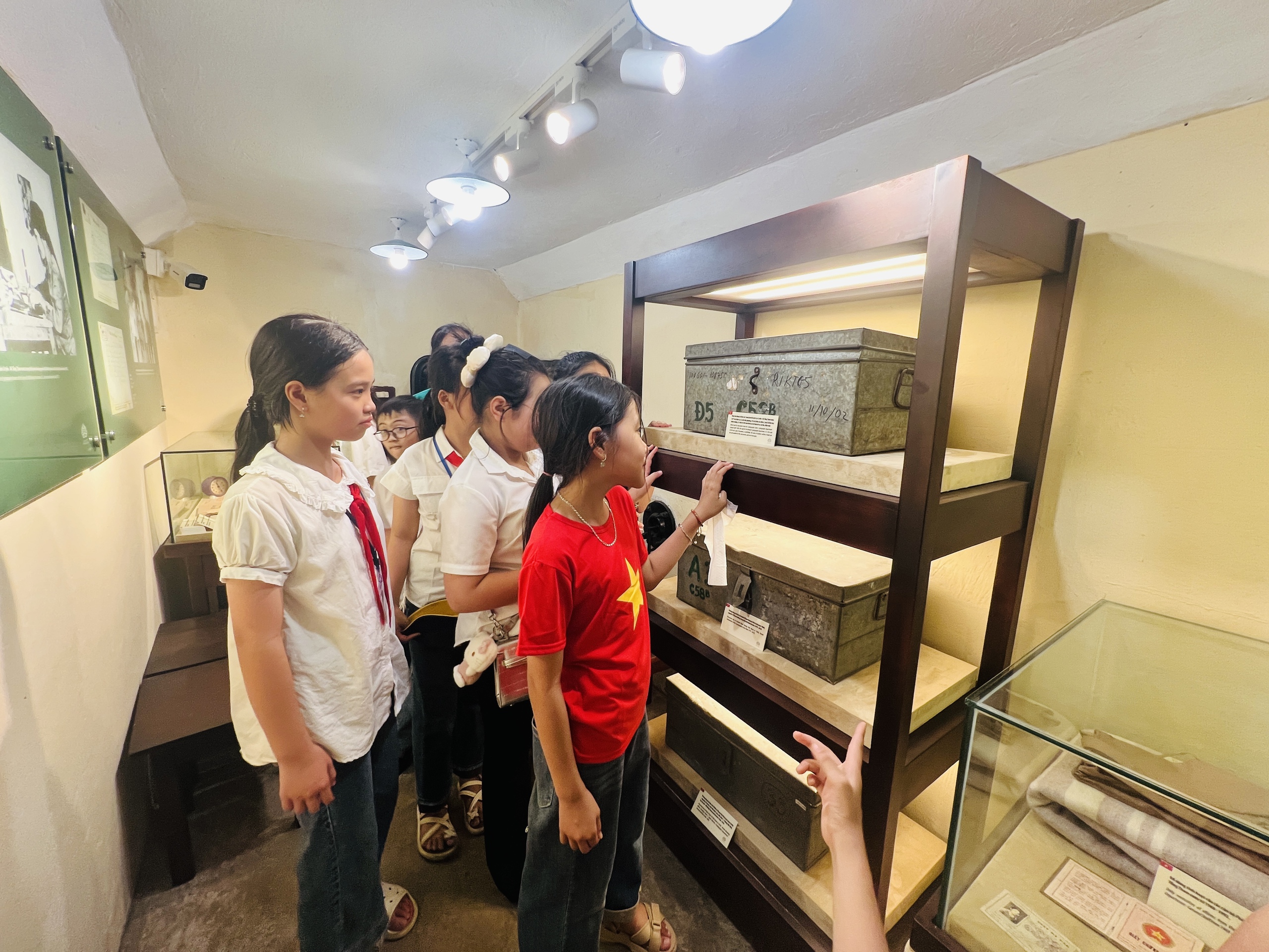 Khám phá hầm bí mật trong lòng Hoàng thành Thăng Long lần đầu mở cửa- Ảnh 11. Khám phá hầm bí mật trong lòng Hoàng thành Thăng Long lần đầu mở cửa- Ảnh 11.