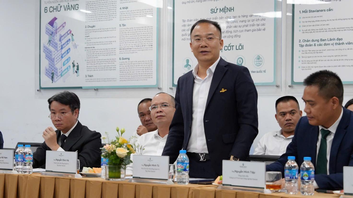 Stavian Group và Viettel Construction ký kết hợp tác chiến lược phát triển hạ tầng- Ảnh 3. A group of people sitting at a table AI-generated content may be incorrect.