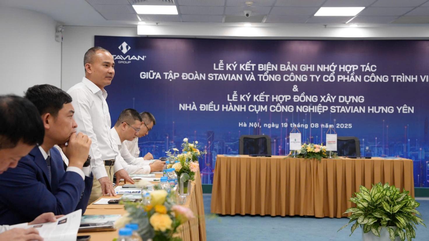 Stavian Group và Viettel Construction ký kết hợp tác chiến lược phát triển hạ tầng- Ảnh 4. A group of people at a conference AI-generated content may be incorrect.