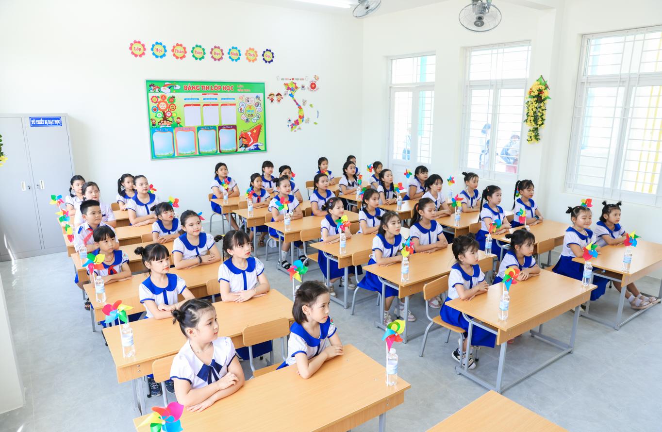 Hòa Phát bàn giao ngôi trường trị giá 42 tỷ đồng cho tỉnh Quảng Ngãi- Ảnh 3. Hòa Phát bàn giao ngôi trường trị giá 42 tỷ đồng cho tỉnh Quảng Ngãi- Ảnh 3.