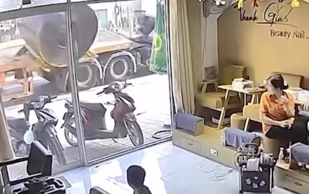 Khoảnh khắc xe đầu kéo tuột xích, 2 cuộn thép hàng chục tấn rớt xuống vỉa hè đè bẹp xe máy- Ảnh 2. Khoảnh khắc xe đầu kéo tuột xích, 2 cuộn thép hàng chục tấn rớt xuống vỉa hè đè bẹp xe máy- Ảnh 2.