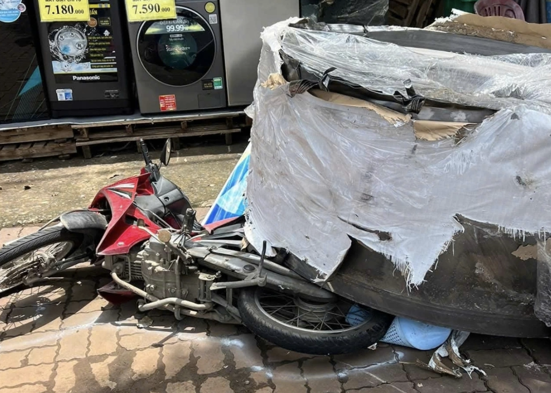 Khoảnh khắc xe đầu kéo tuột xích, 2 cuộn thép hàng chục tấn rớt xuống vỉa hè đè bẹp xe máy- Ảnh 1. Khoảnh khắc xe đầu kéo tuột xích, 2 cuộn thép hàng chục tấn rớt xuống vỉa hè đè bẹp xe máy- Ảnh 1.