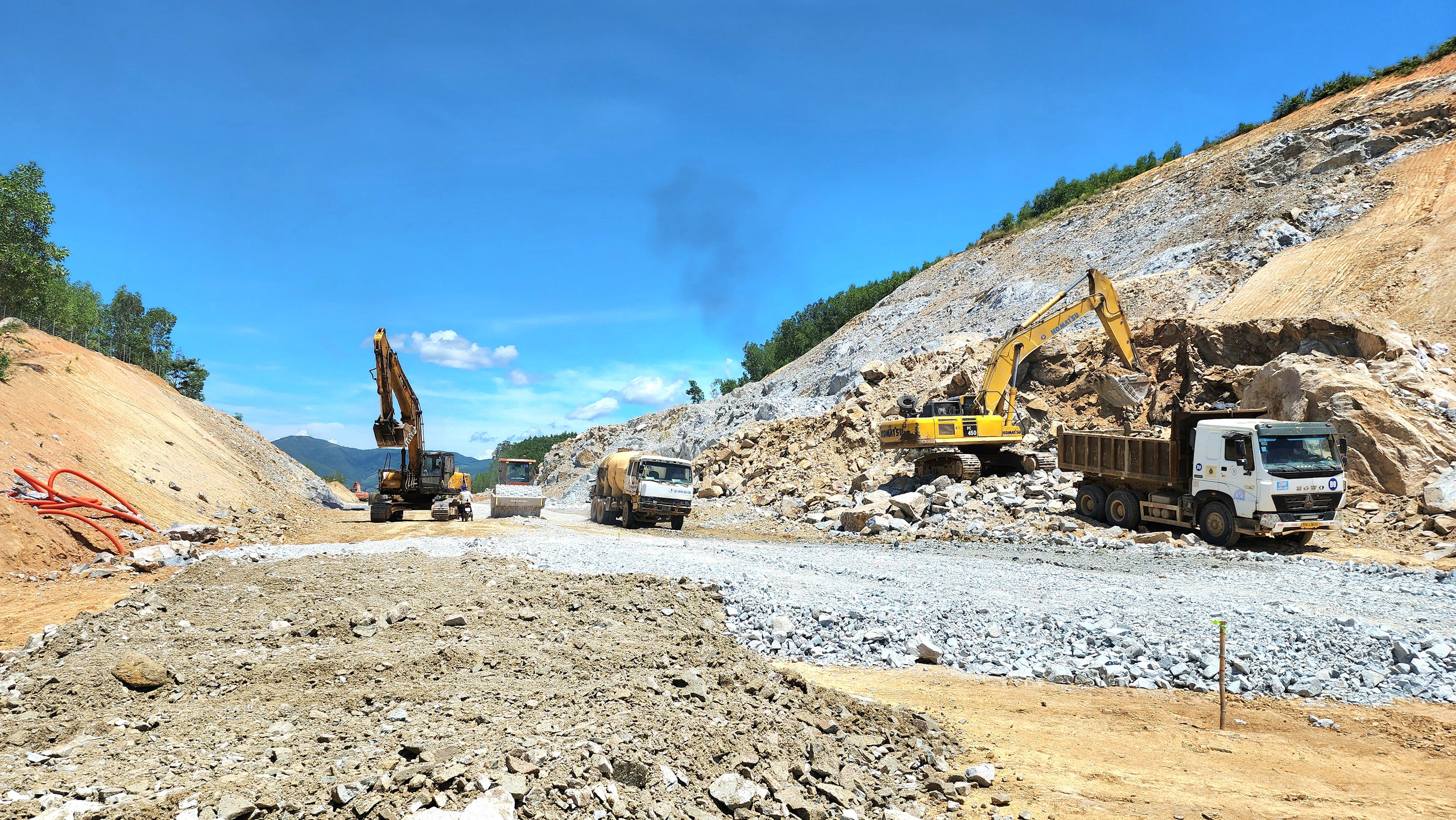 Thông điểm nghẽn mặt bằng, nhà thầu tăng tốc thi công cao tốc qua Quảng Ngãi- Ảnh 5.