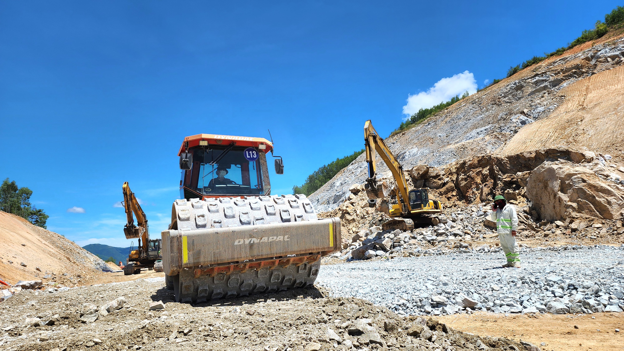 Thông điểm nghẽn mặt bằng, nhà thầu tăng tốc thi công cao tốc qua Quảng Ngãi- Ảnh 1.