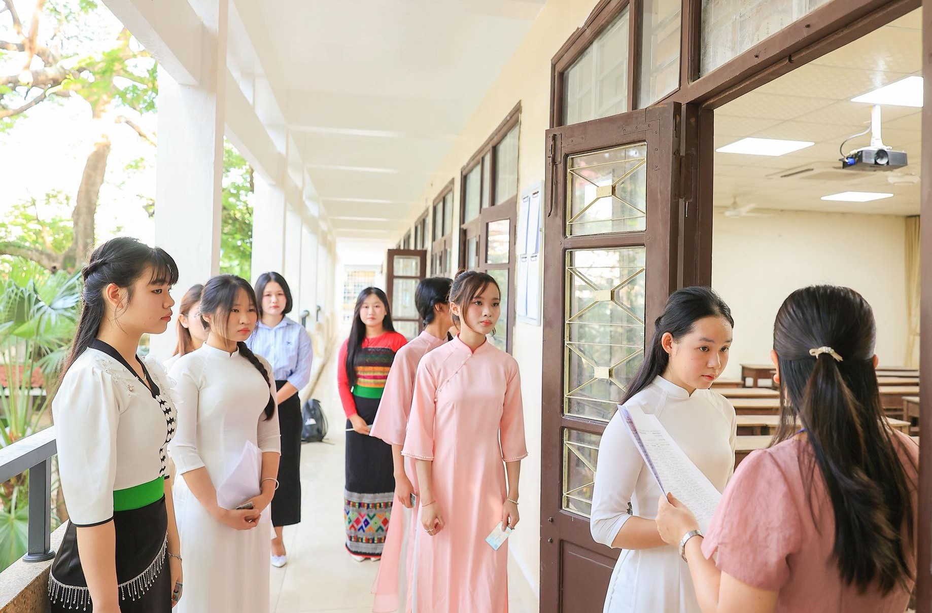 Điểm chuẩn ĐH Luật Hà Nội 2025: Nhiều ngành trên 25 điểm- Ảnh 1.