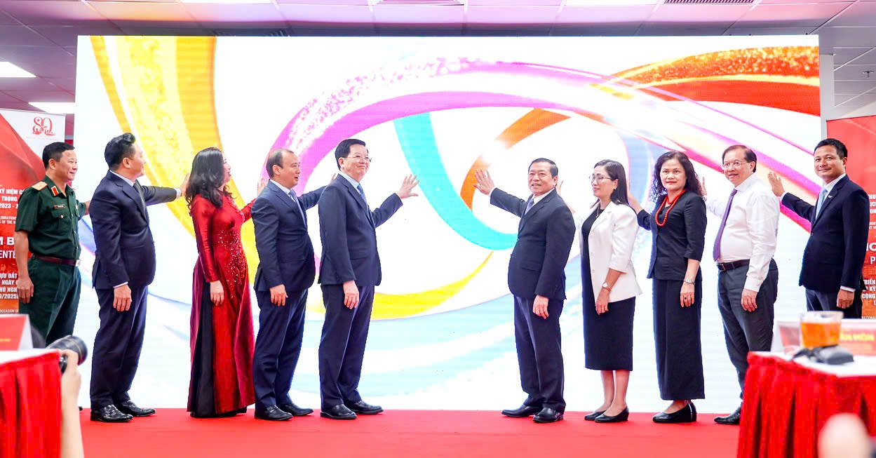 Khai trương Trung tâm Báo chí Triển lãm thành tựu đất nước - Ảnh 3. Khai trương Trung tâm Báo chí Triển lãm thành tựu đất nước - Ảnh 3.