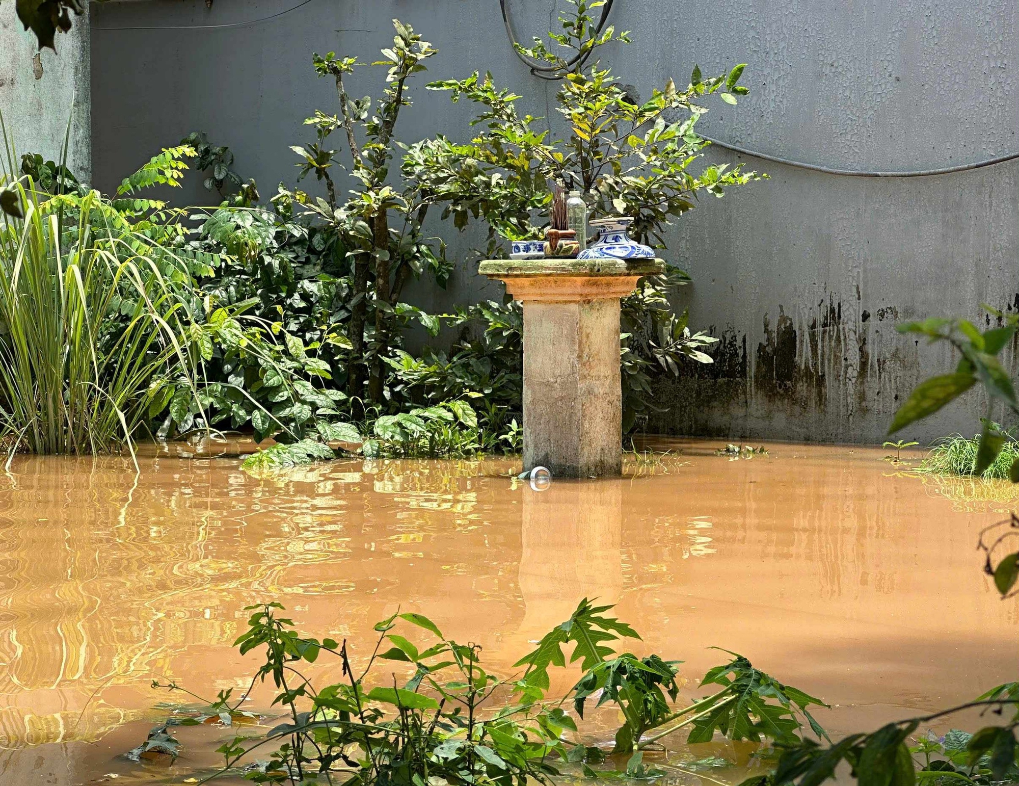 Lũ đổ về khiến hàng trăm nhà dân ngập sâu cả mét, cao tốc qua Đồng Nai ảnh hưởng nặng- Ảnh 11.