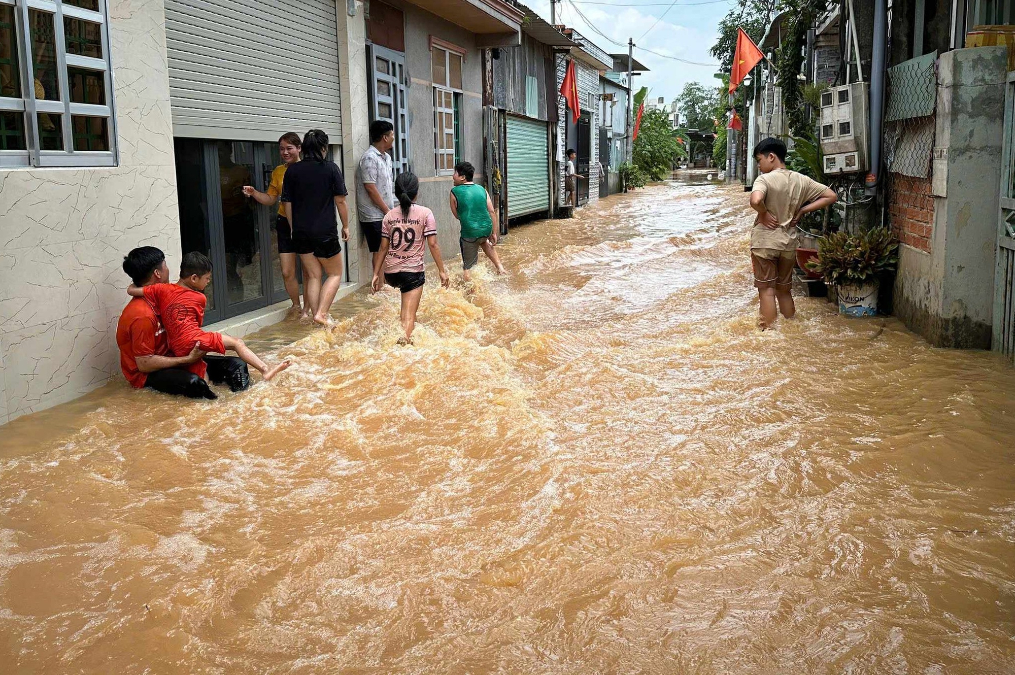 Lũ đổ về khiến hàng trăm nhà dân ngập sâu cả mét, cao tốc qua Đồng Nai ảnh hưởng nặng- Ảnh 12.